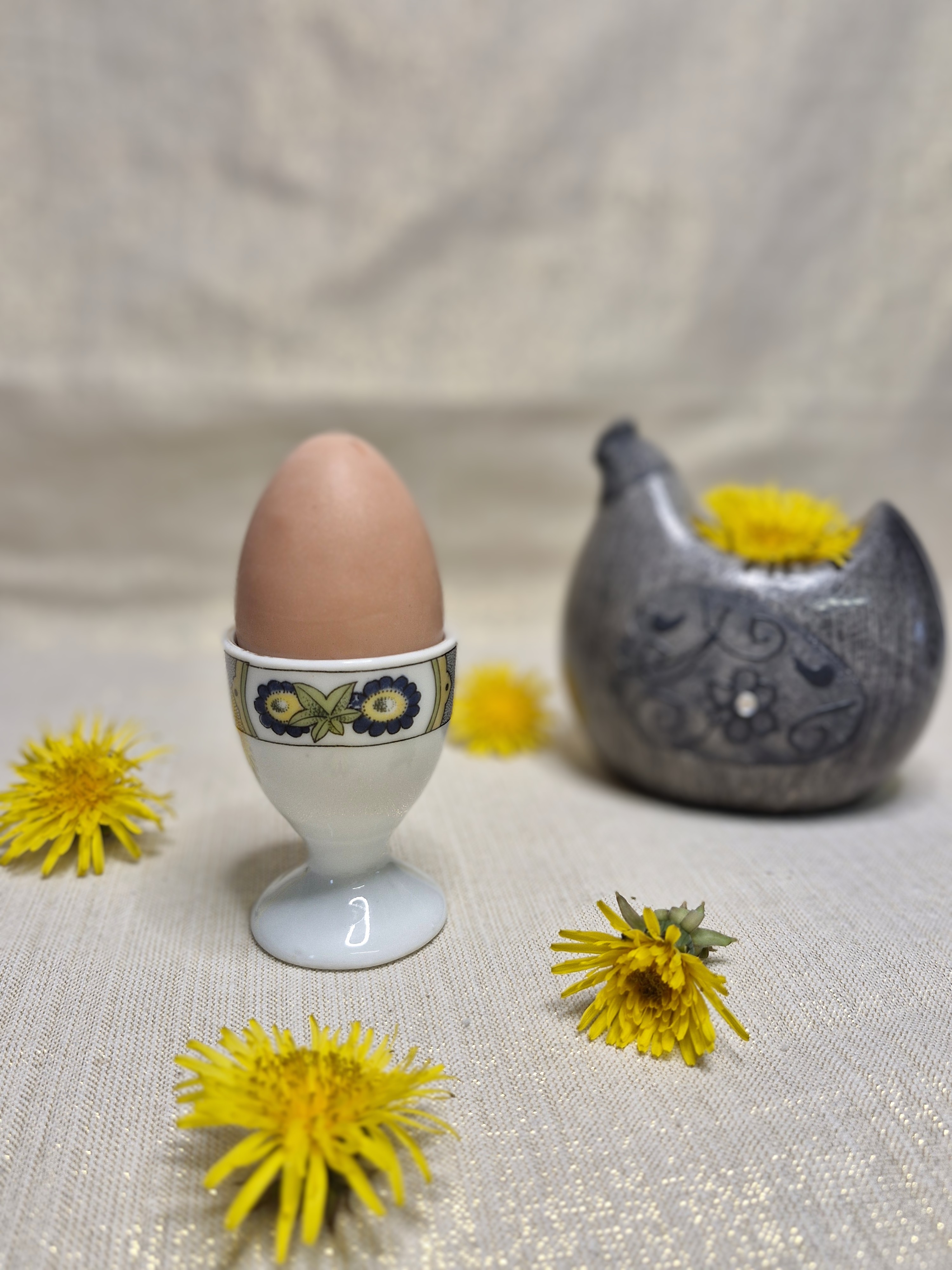 Elégant coquetier en porcelaine de Slovaquie et son savon en forme d'œuf