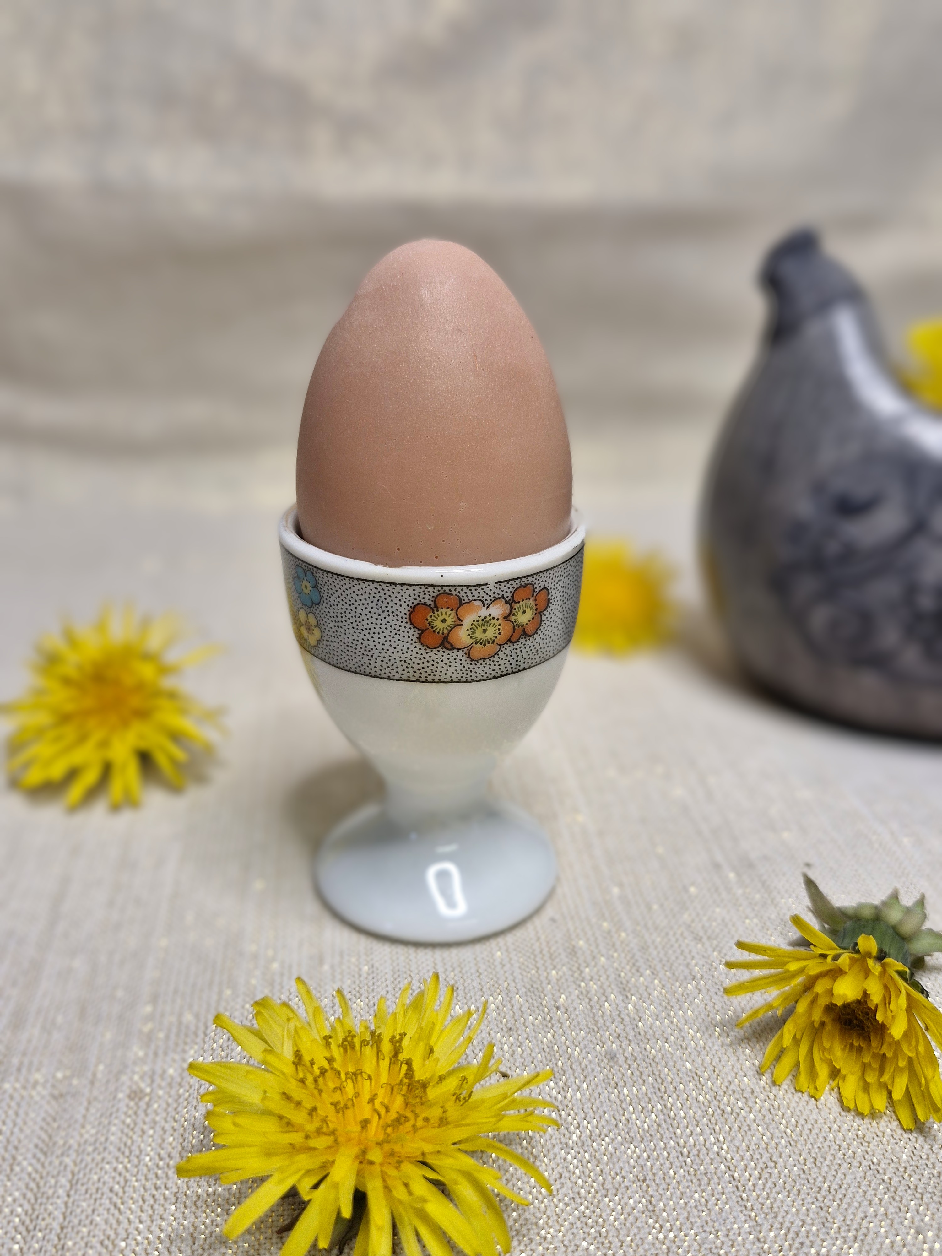 Elégant coquetier en porcelaine de Slovaquie et son savon en forme d'œuf