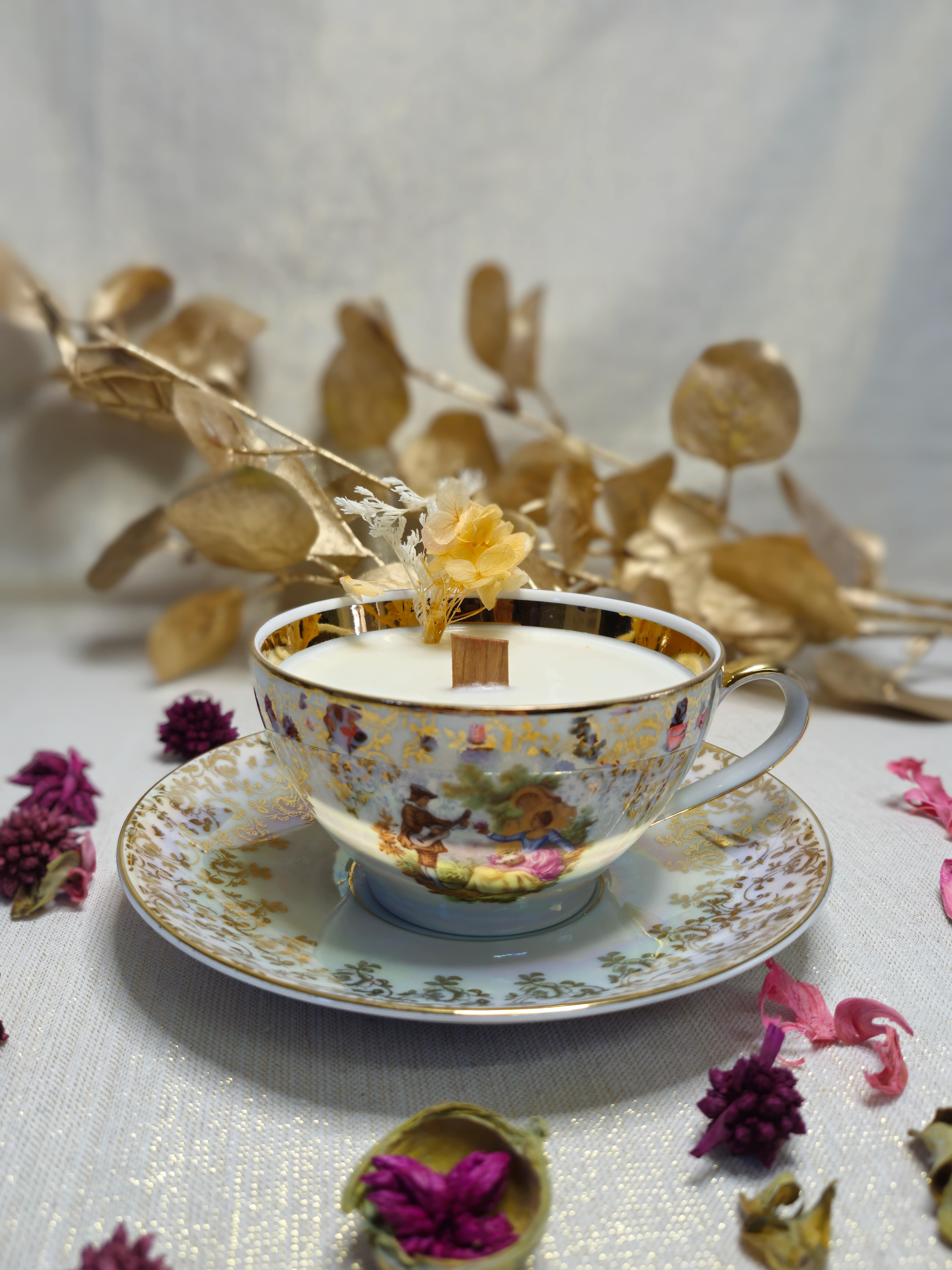 Tasse à thé et sa soucoupe en porcelaine "Marquise" irisée