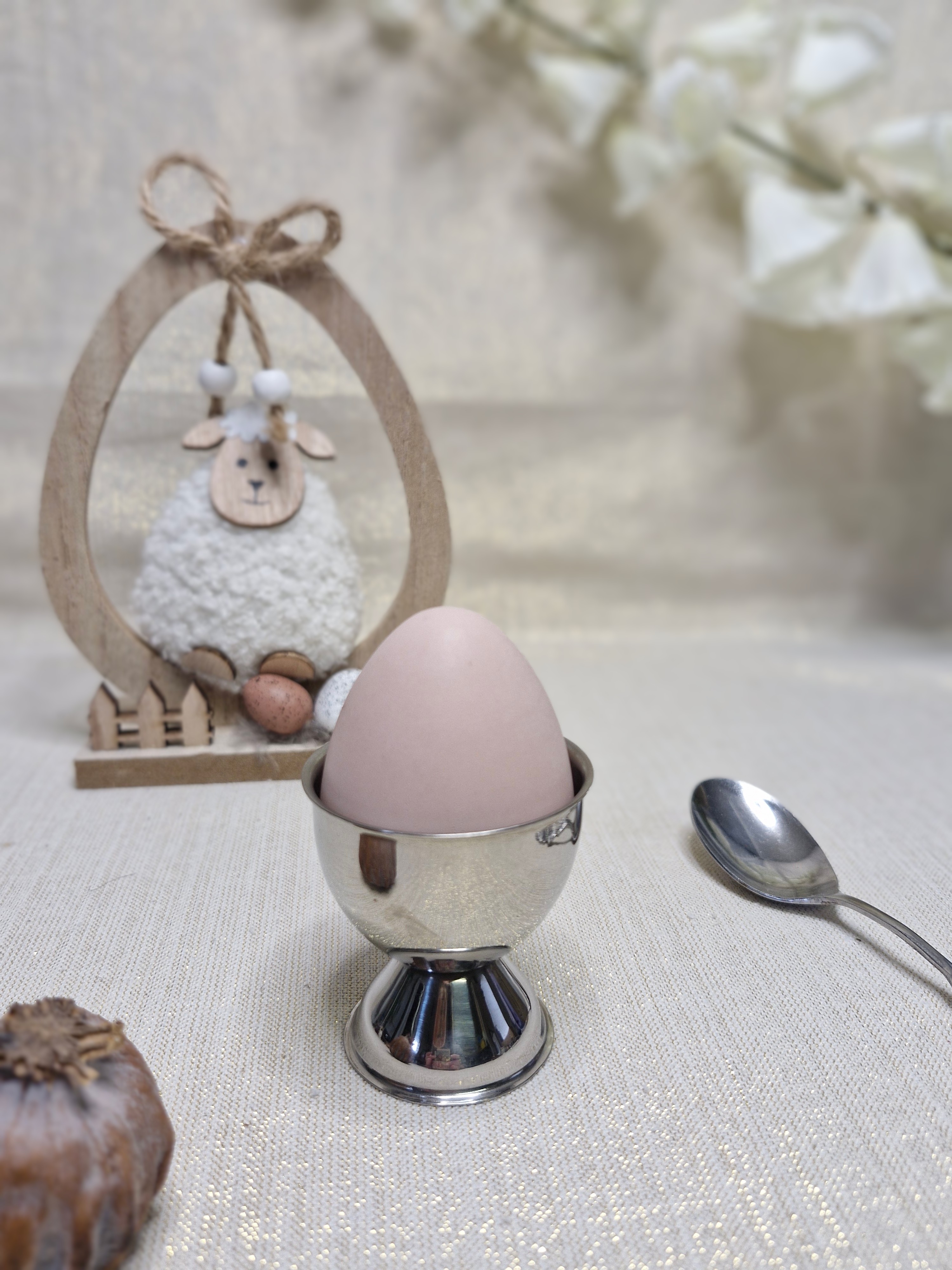 Coquetier en métal argenté et son œuf en savon