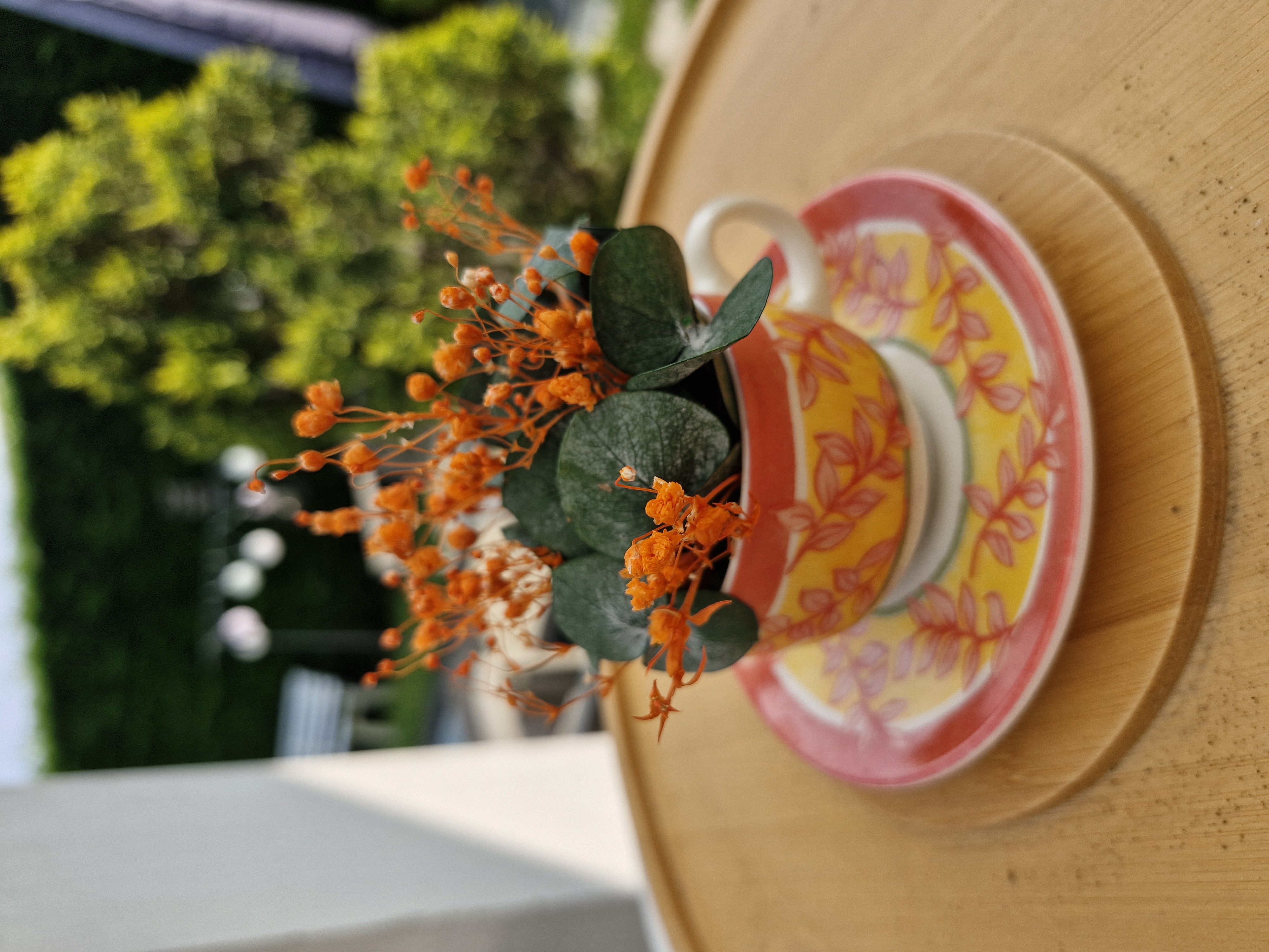 Tasse et sa soucoupe en Arcopal orange et jaune et ses fleurs séchées