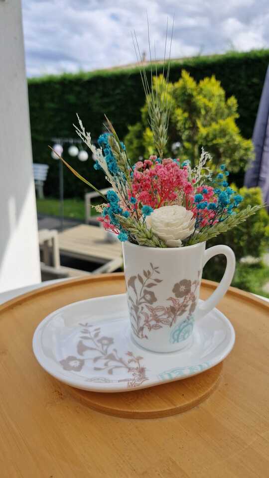 Tasse et sa soucoupe en Arcopal motif floral bleu et marron et ses fleurs séchées