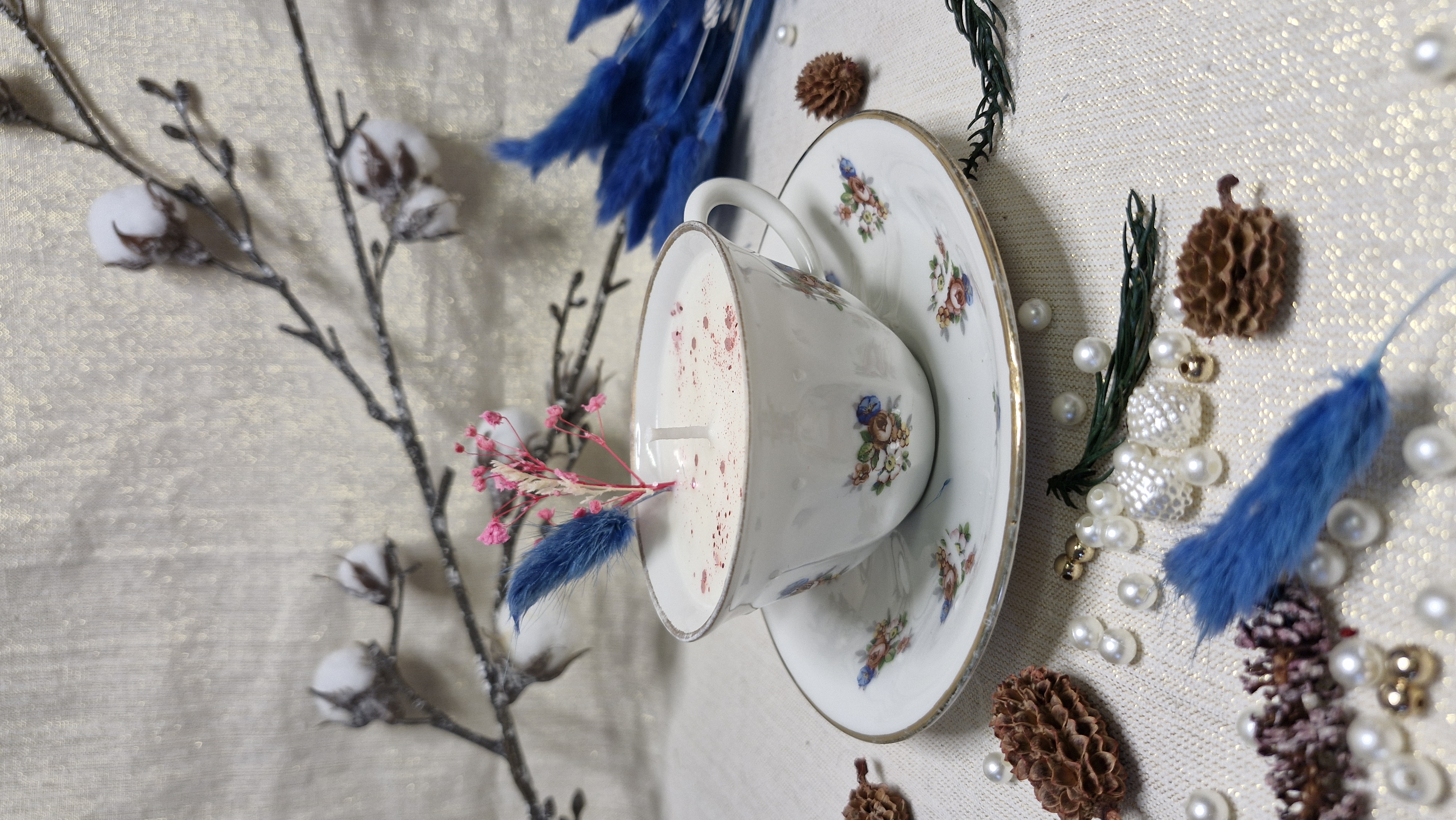 Tasse en Porcelaine de limoge avec motif floral et sa soucoupe