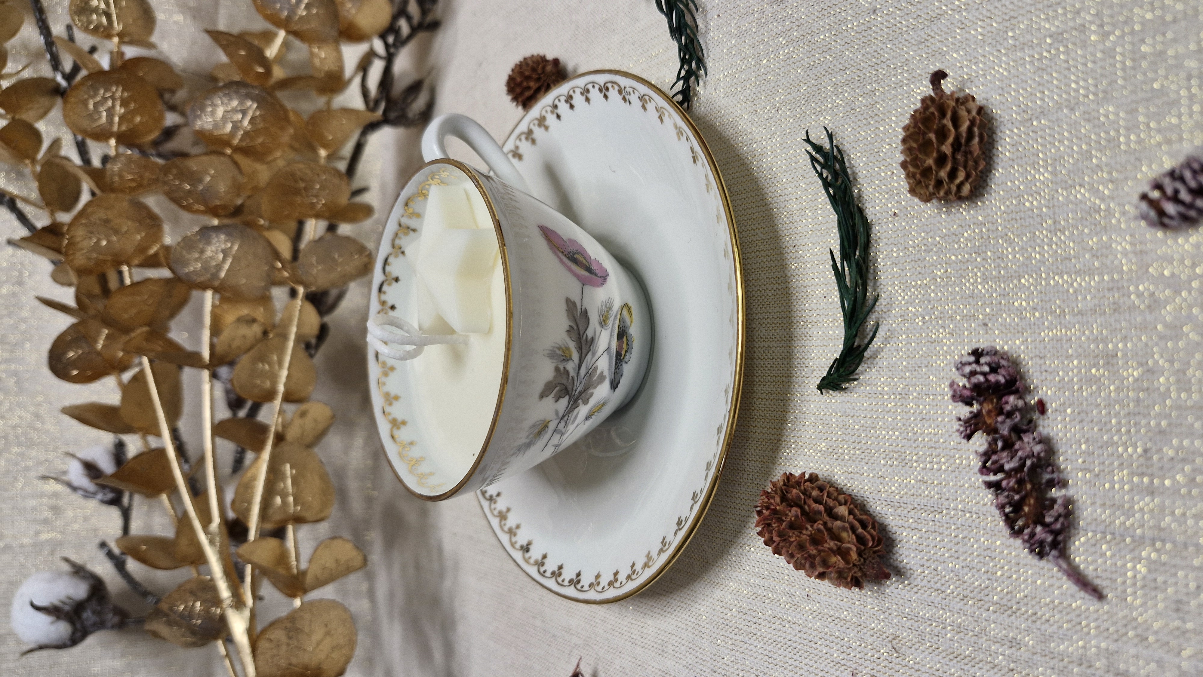 Jolie Petite tasse motif anémone en porcelaine d'art émail de Limoges et sa soucoupe