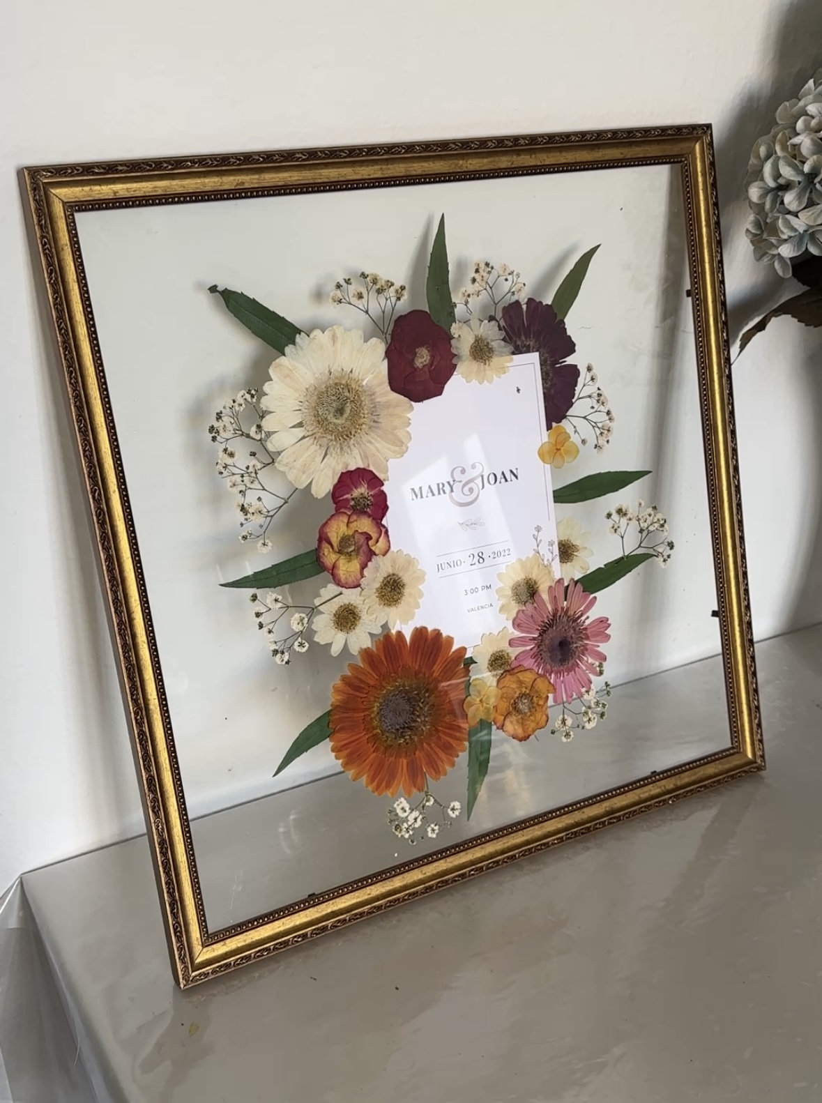 Eternização em moldura flutuante dourada 40x40cm