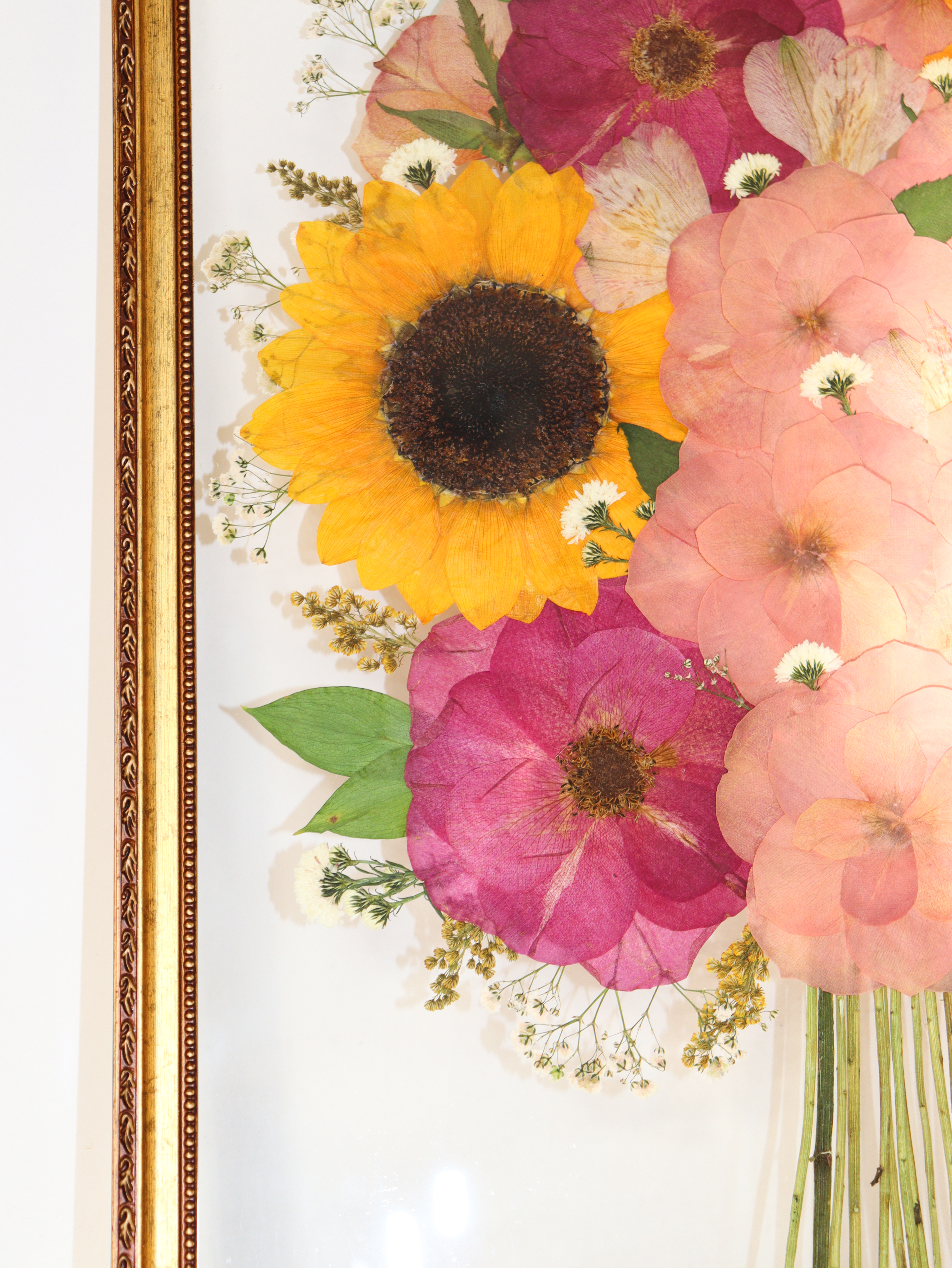 Eternização em moldura flutuante dourada 40x50cm