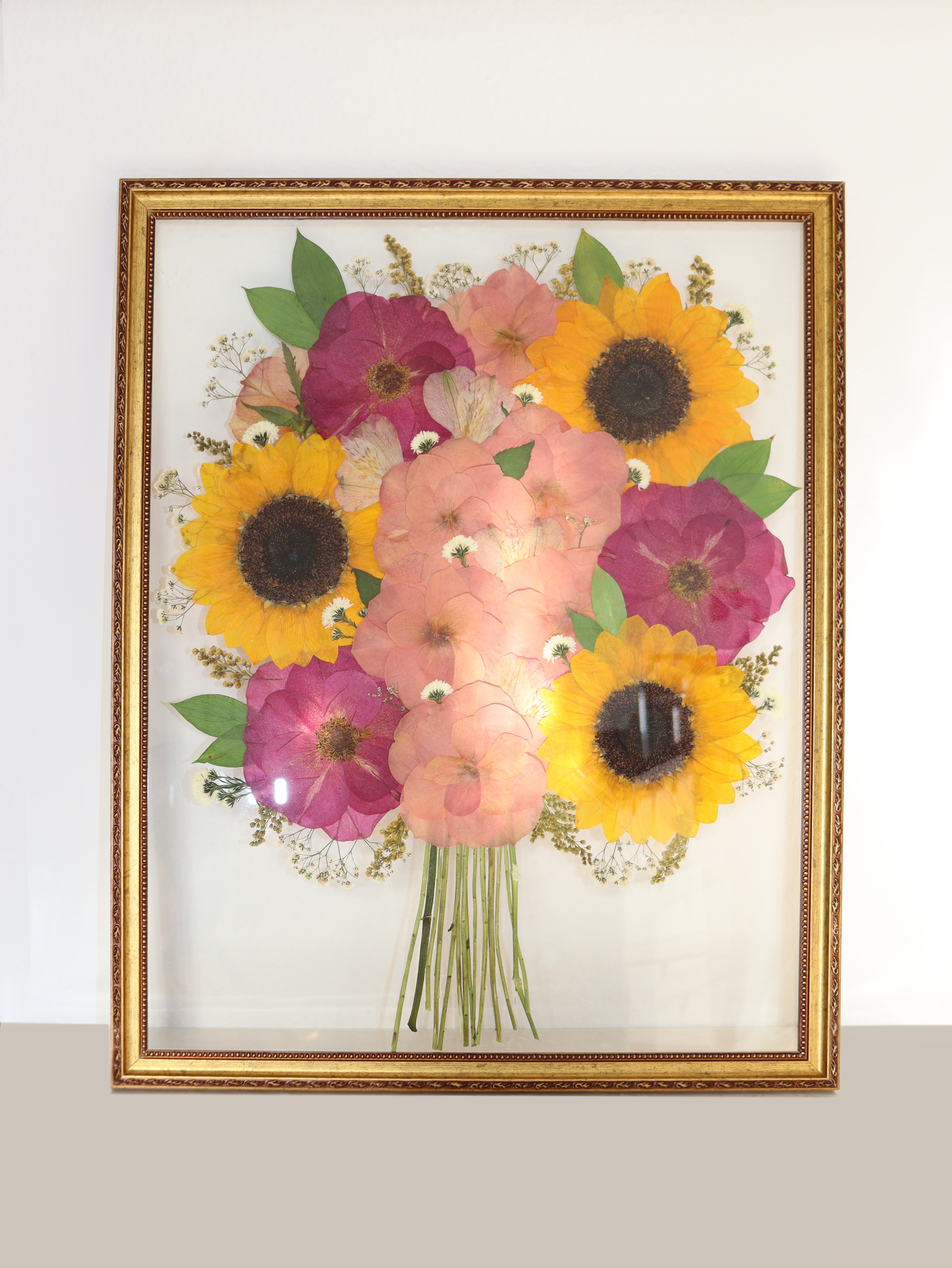 Eternização em moldura flutuante dourada 40x50cm