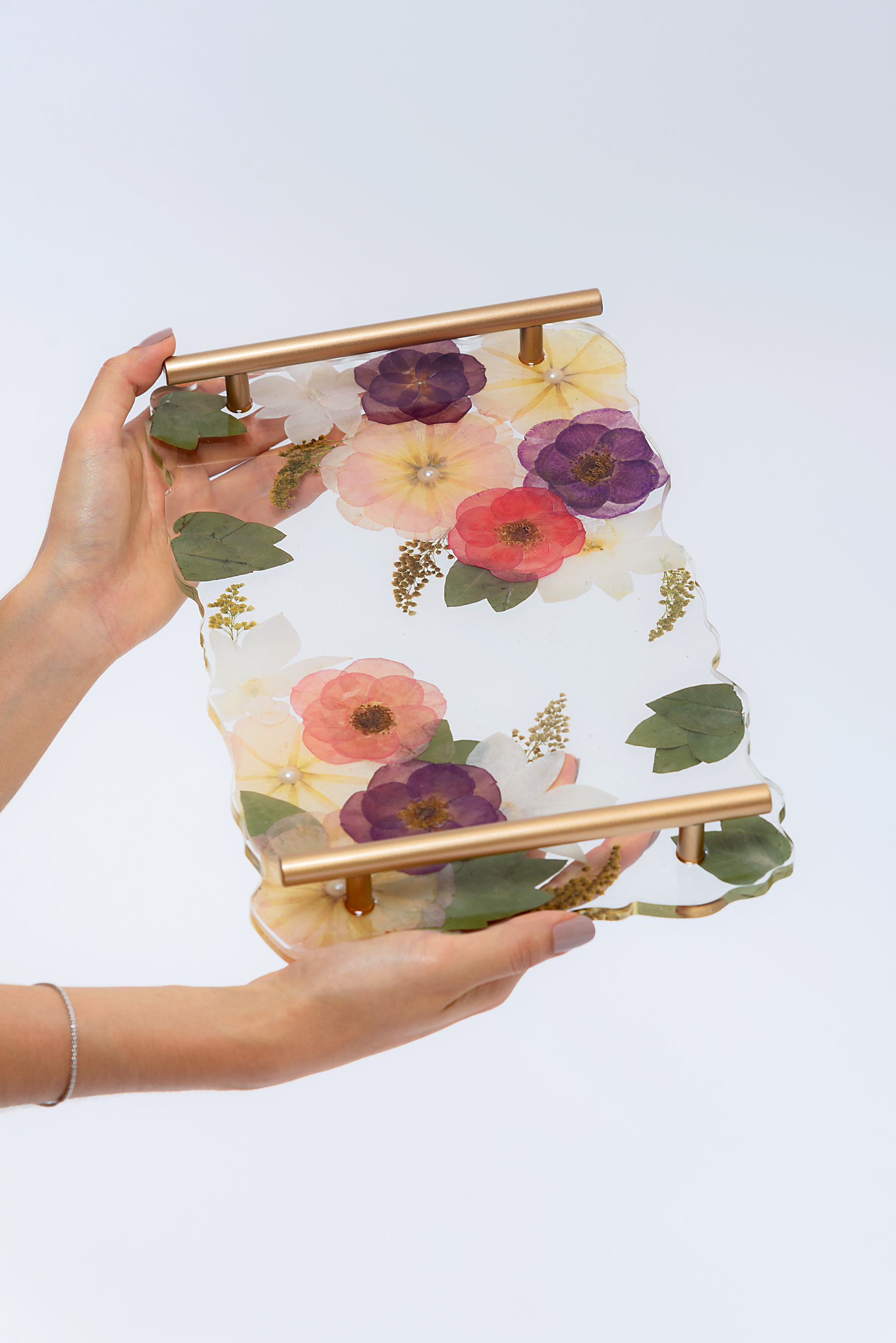 Bandeja borda irregular com suporte dourado