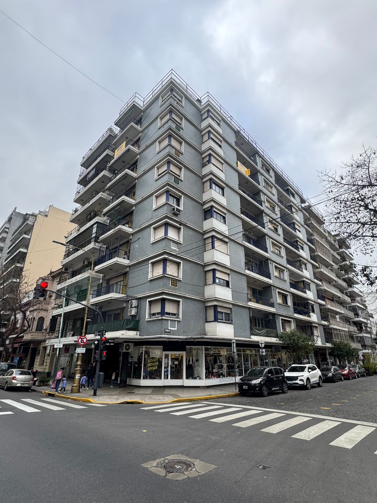 Av. Montes de Oca al 700