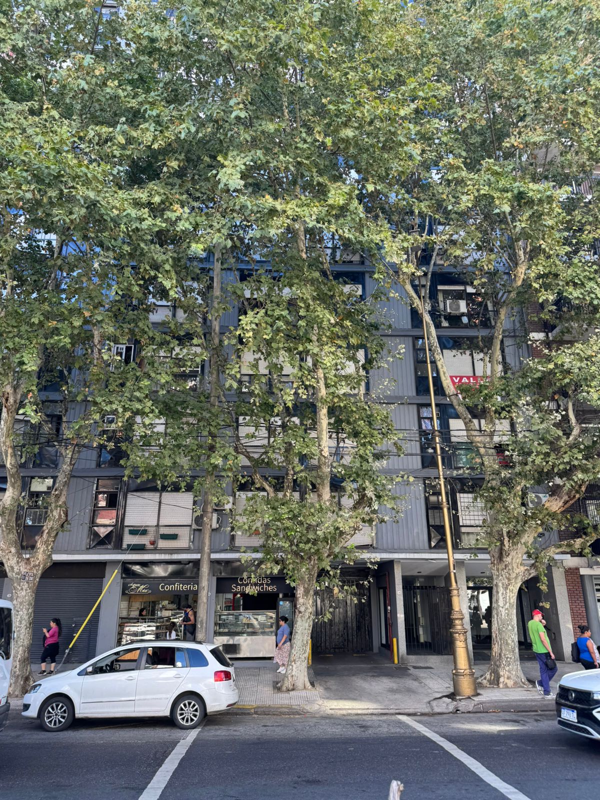 Av. Montes de Oca al 1700