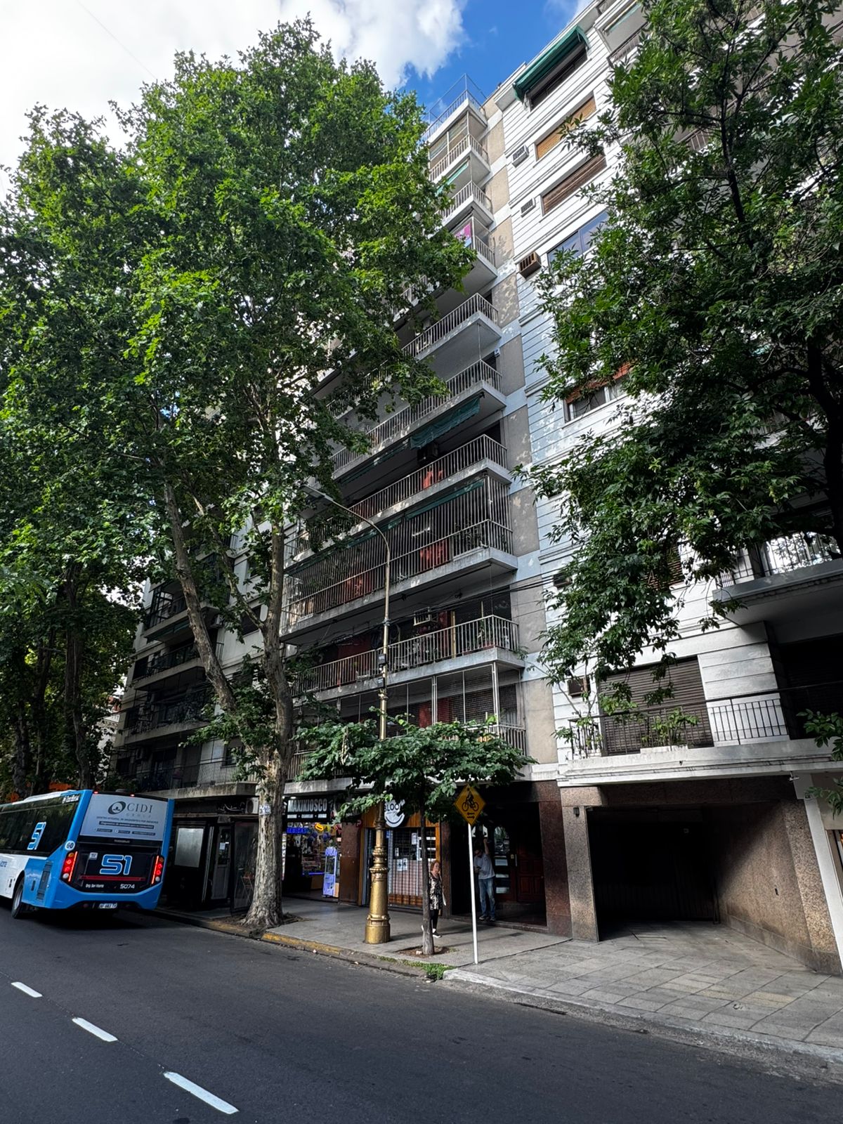 Av. Montes de Oca al 400