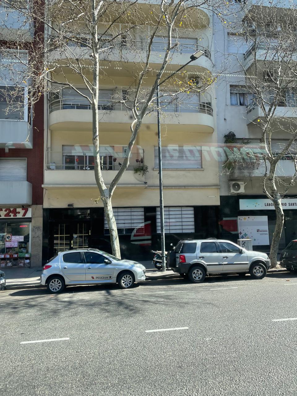 Av. Montes de Oca al 0