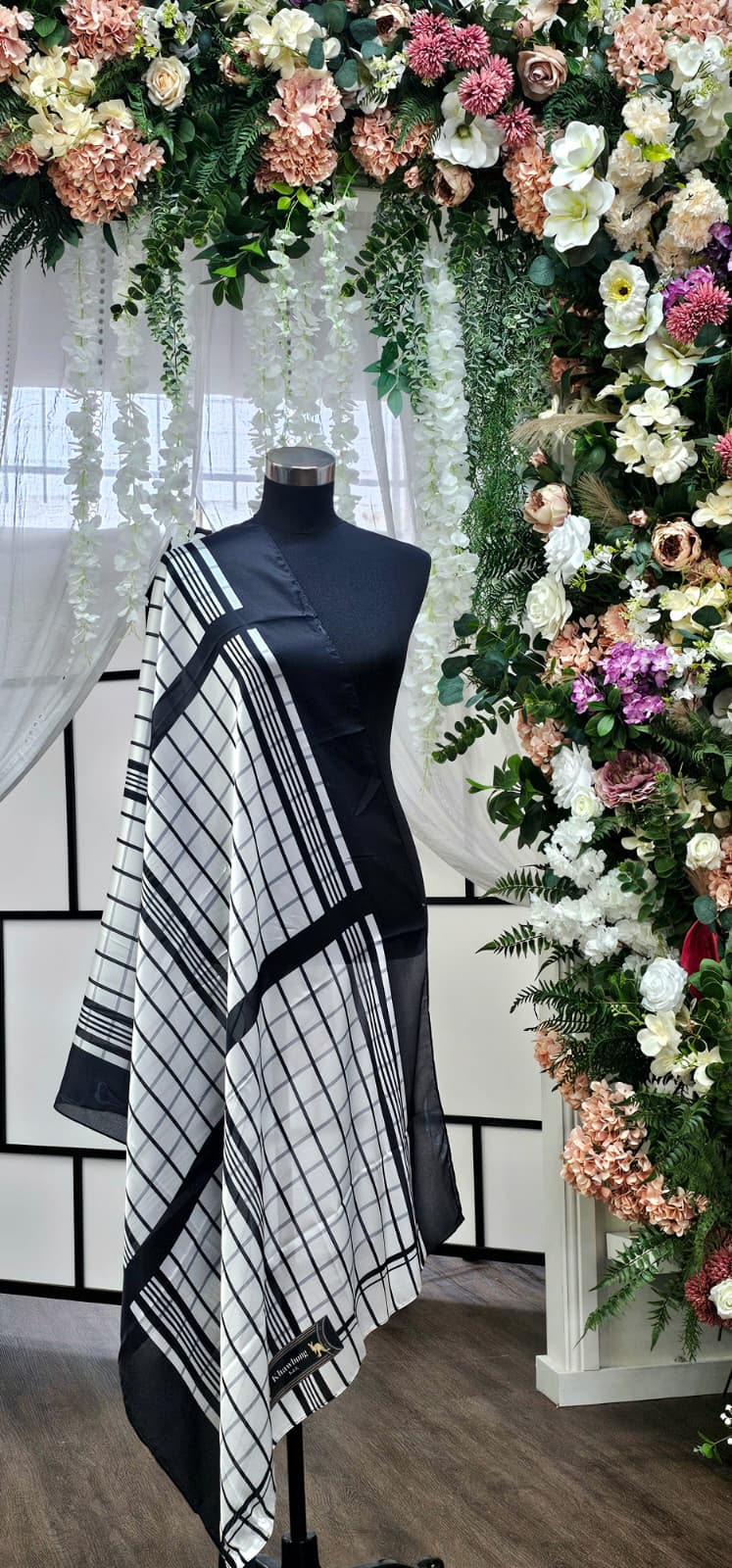 Elegant Checked scarf