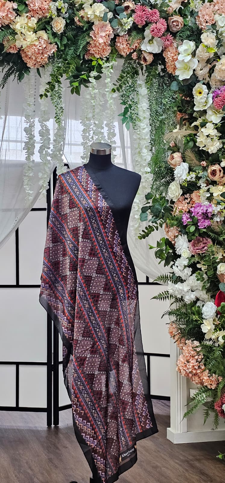 Elegant Geometric Patterned scarf