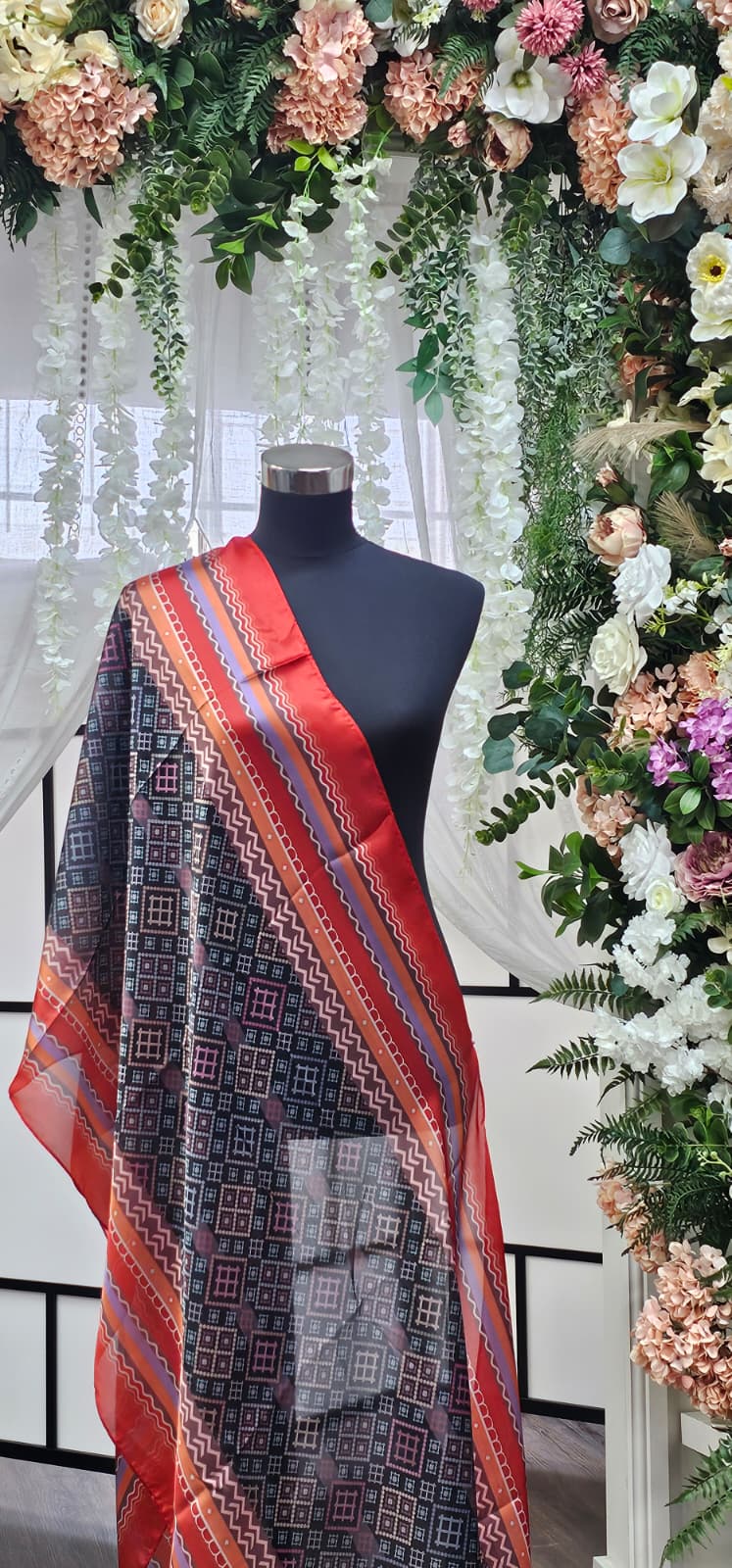 Elegant Patterned scarf