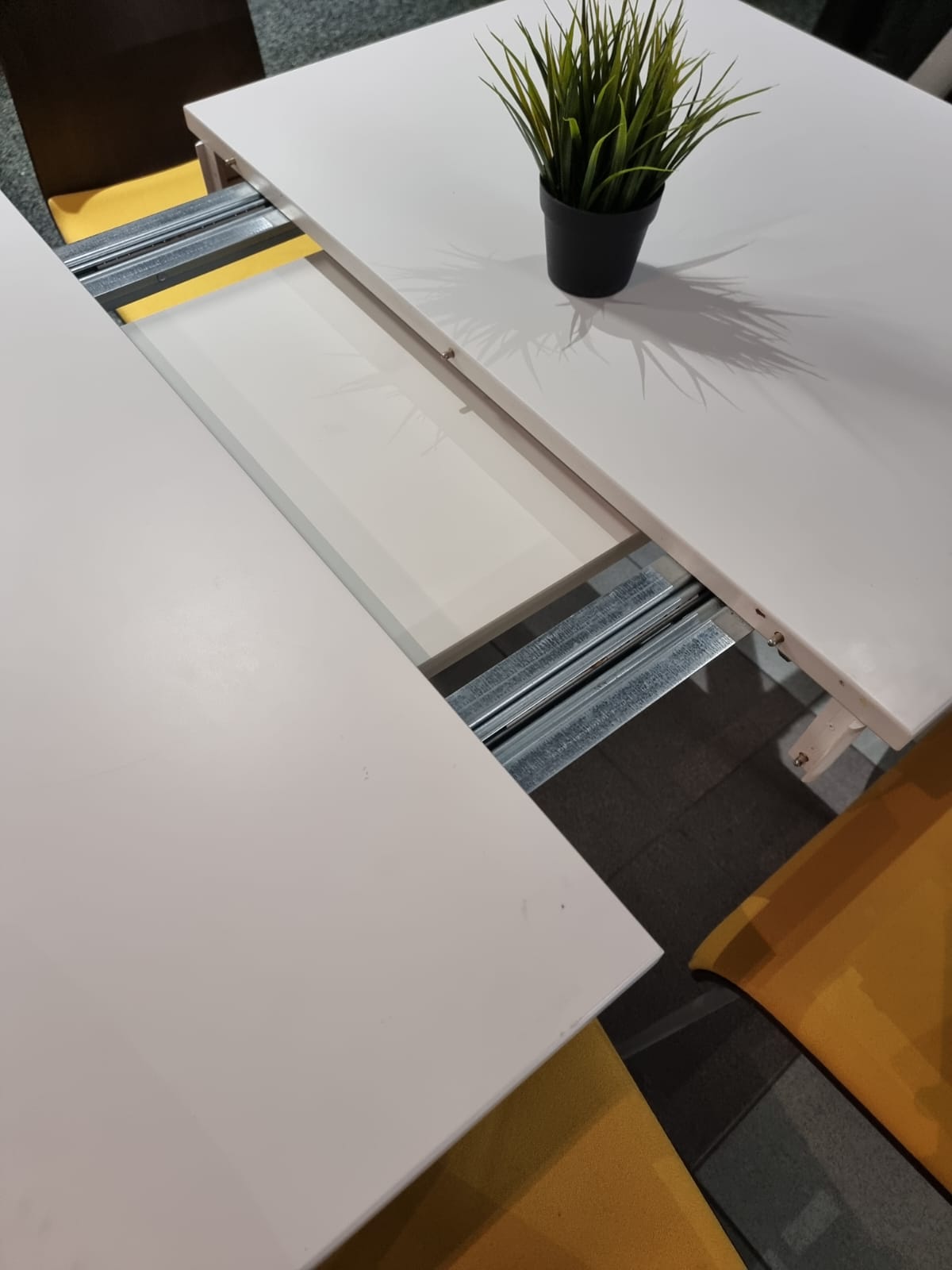 Extendable Dining Table with 4 Executive Chairs