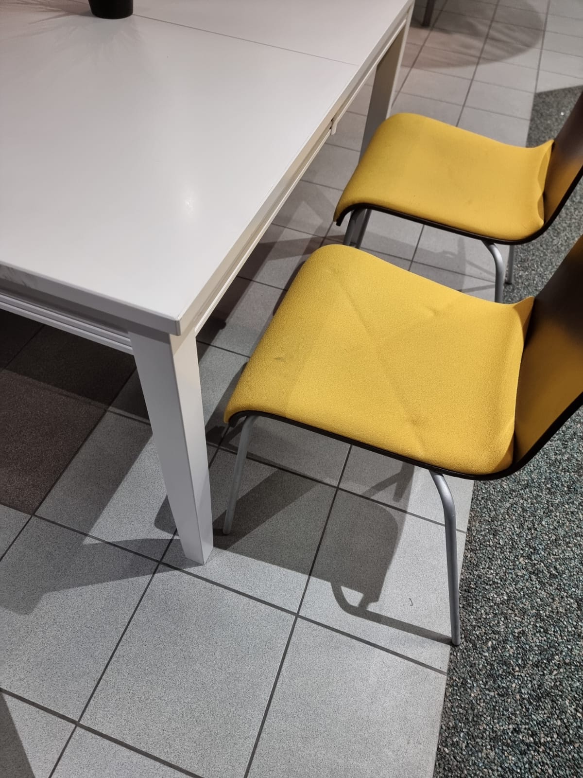 Extendable Dining Table with 4 Executive Chairs