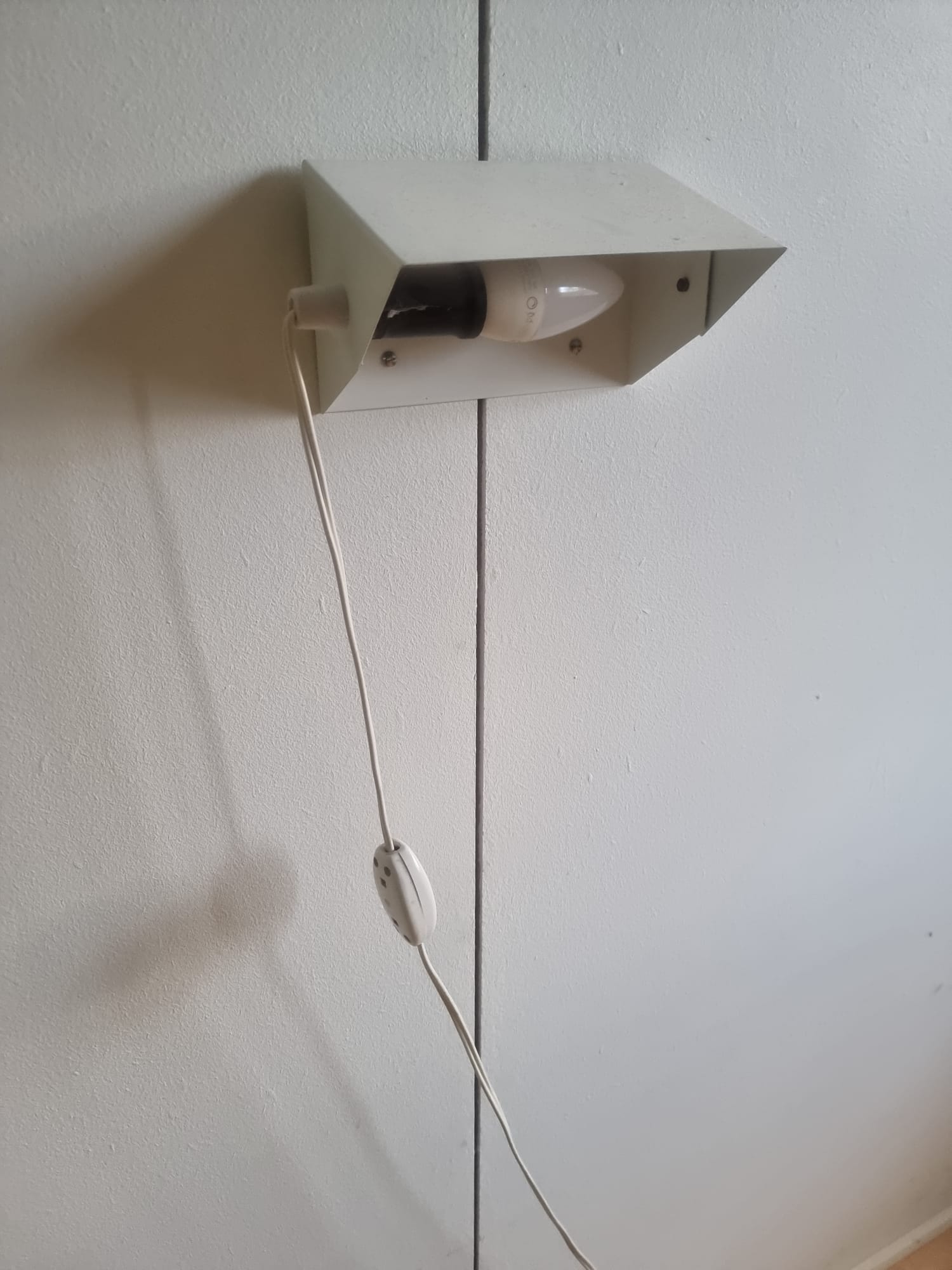 Wall-mounted reading light