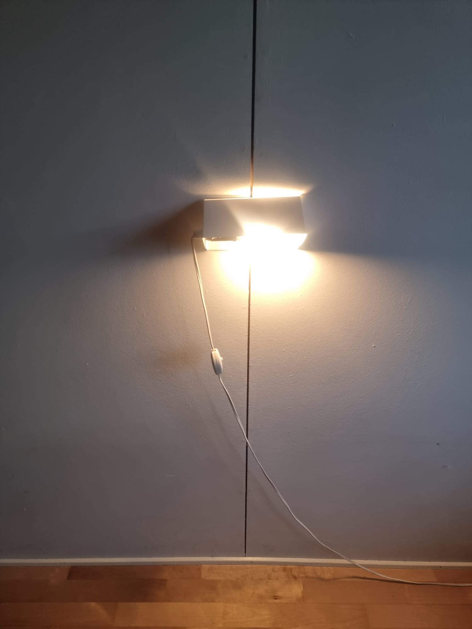 Wall-mounted reading light