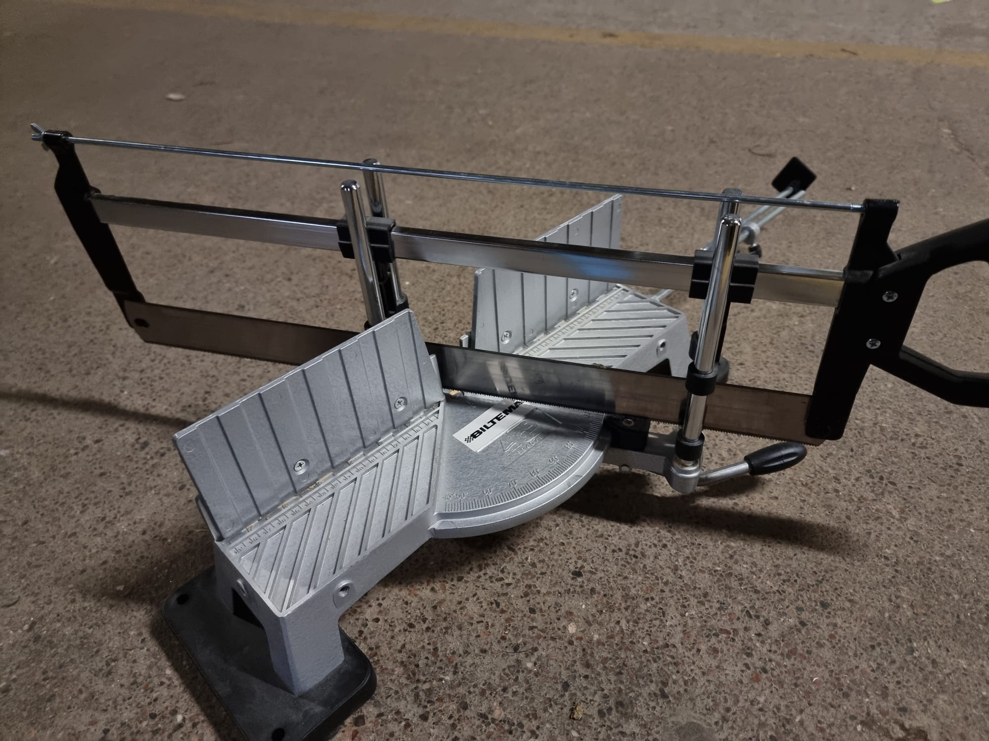 Manual Miter Saw with Spare Blade