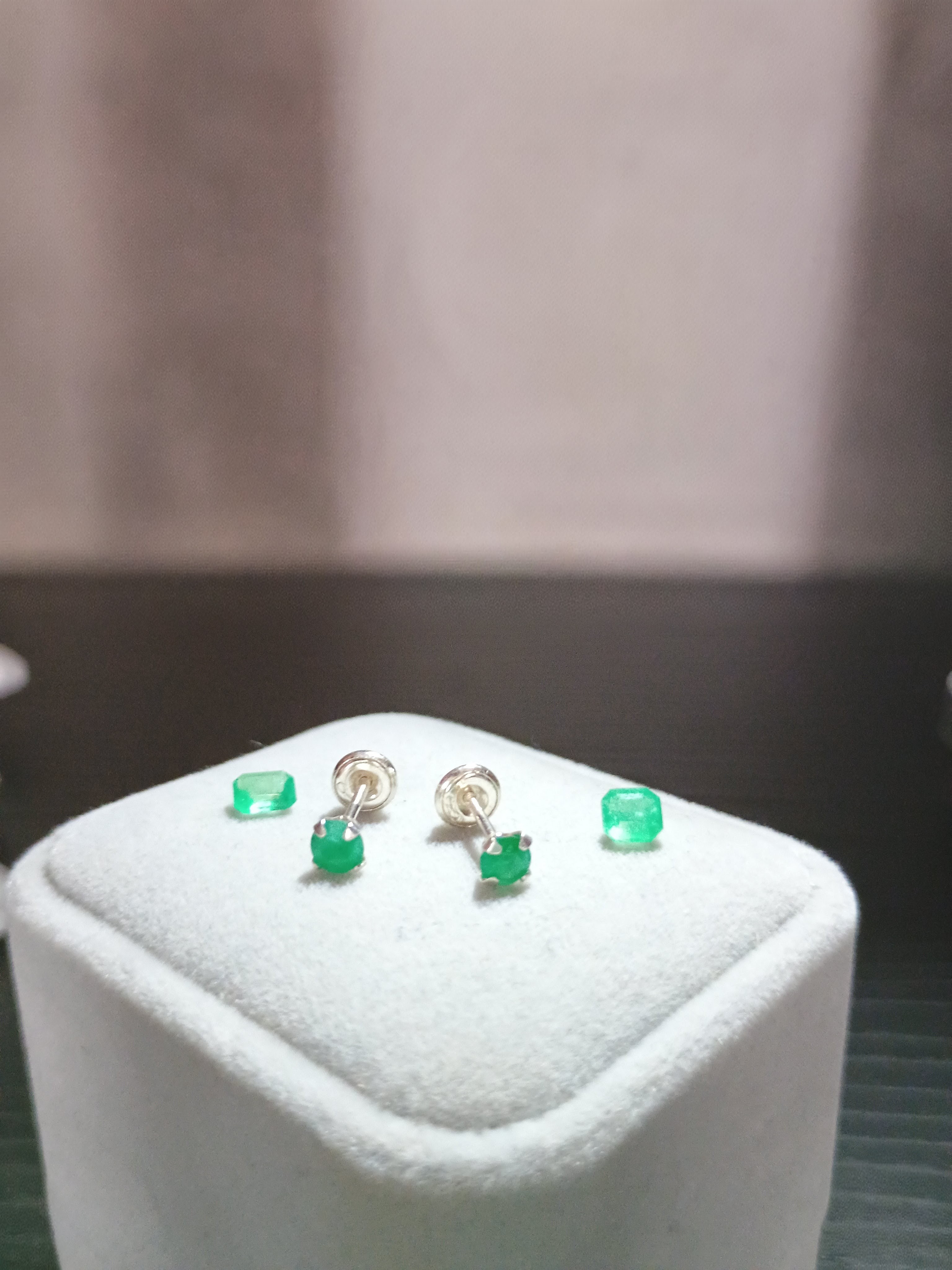 Pendientes en Plata Ley 925 con Esmeraldas Naturales (Topos/Topitos)