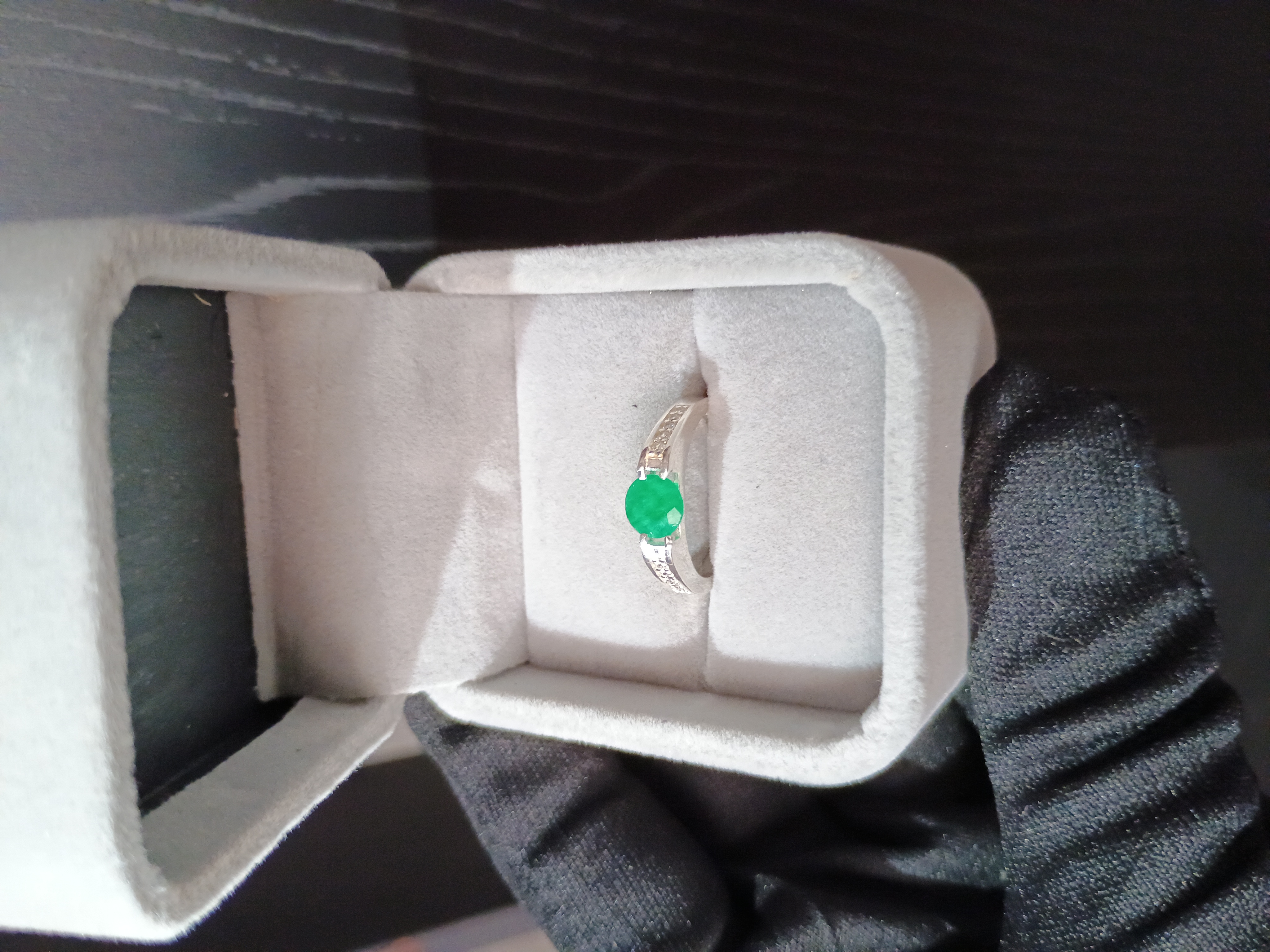 Anillo de Plata Ley 925 con Esmeralda Natural y Zirconias 