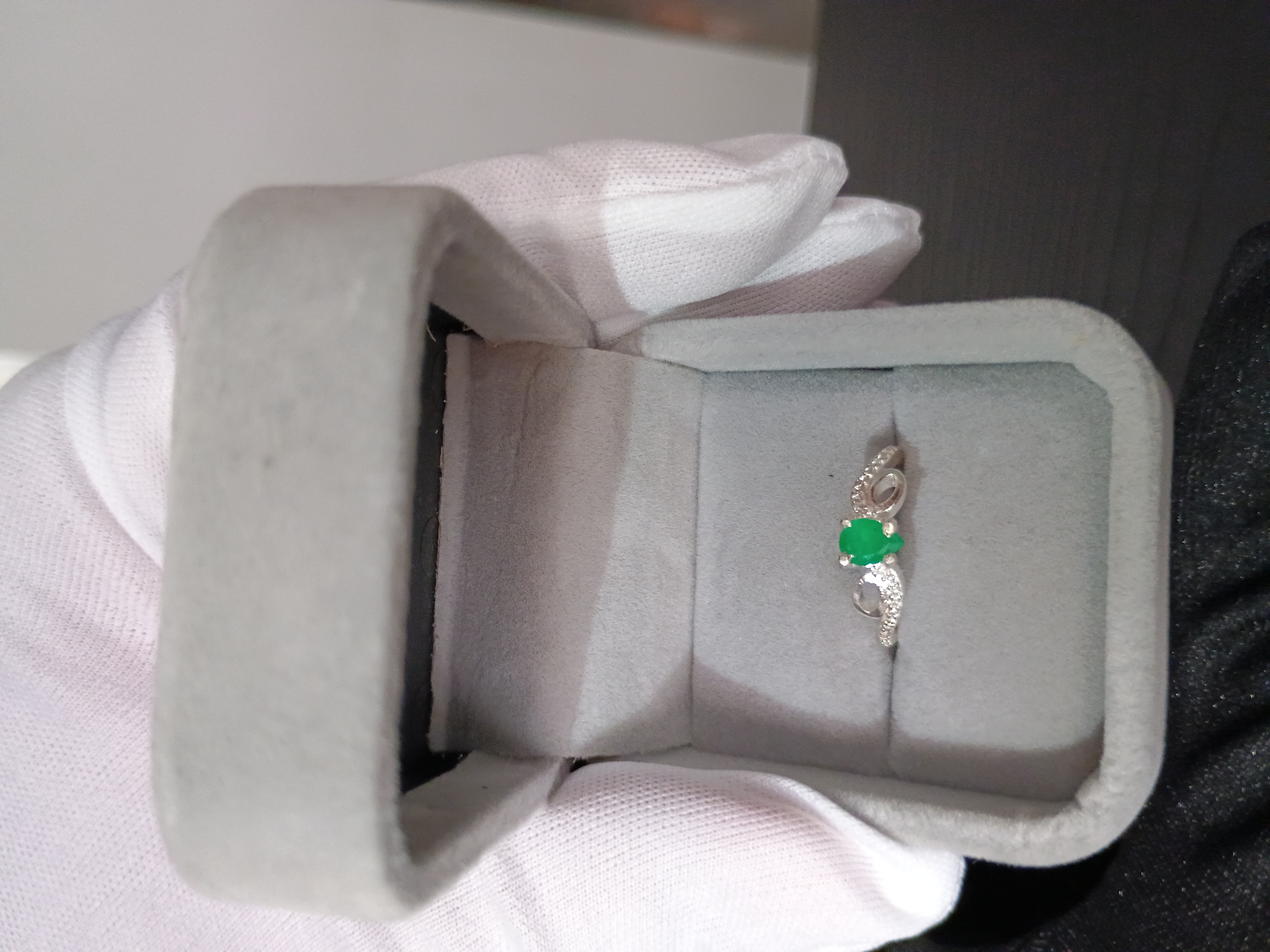 Anillo de Plata Ley 925 con Esmeralda Natural y Zirconias 