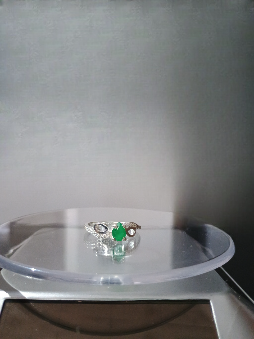 Anillo de Plata Ley 925 con Esmeralda Natural y Zirconias 