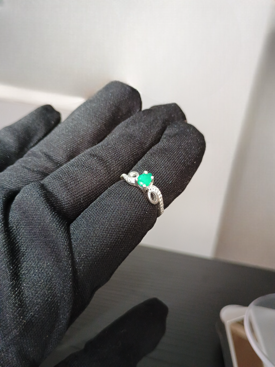 Anillo de Plata Ley 925 con Esmeralda Natural y Zirconias 