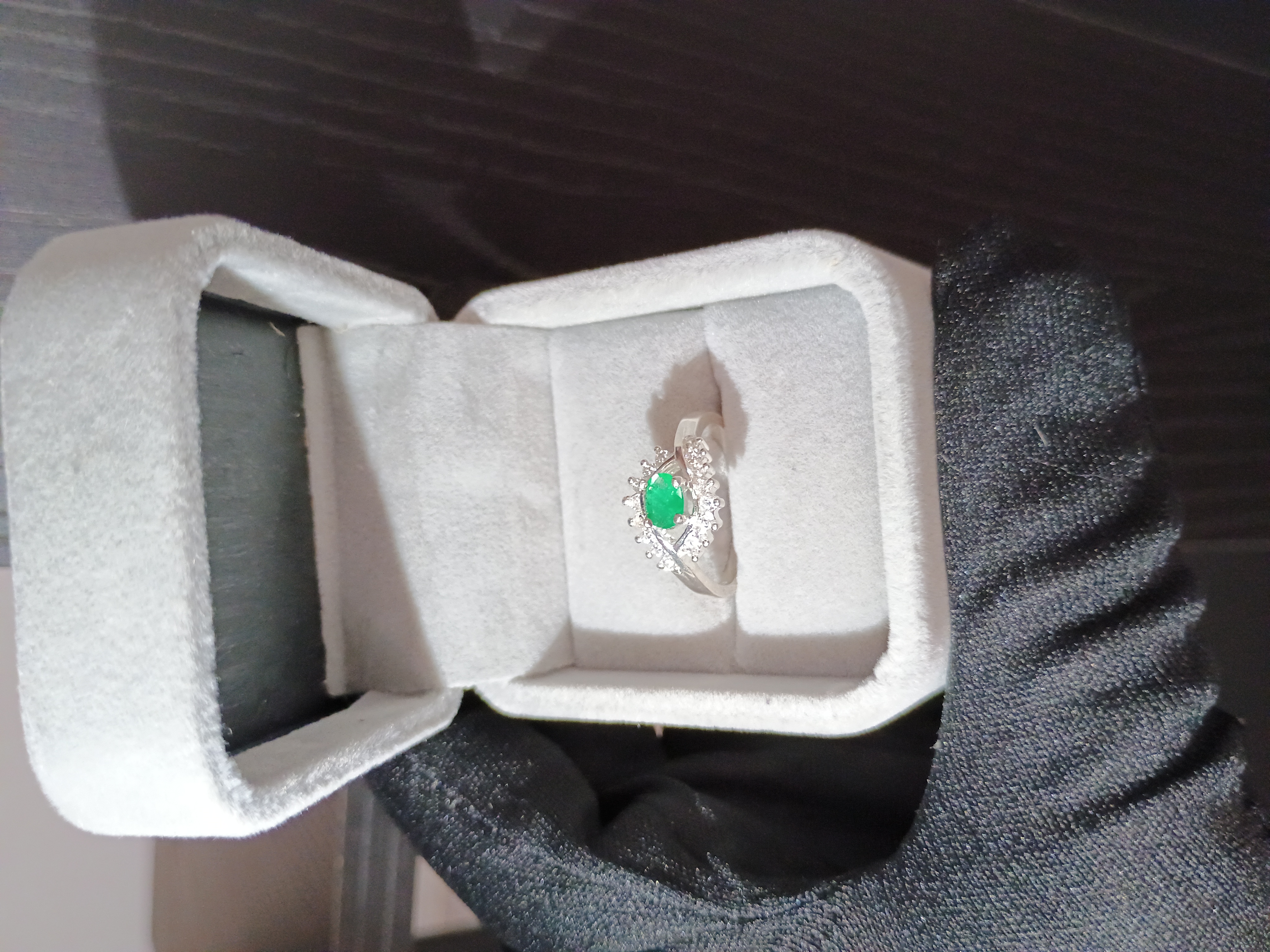 Anillo de Plata Ley 925 con Esmeralda Natural y Zirconias