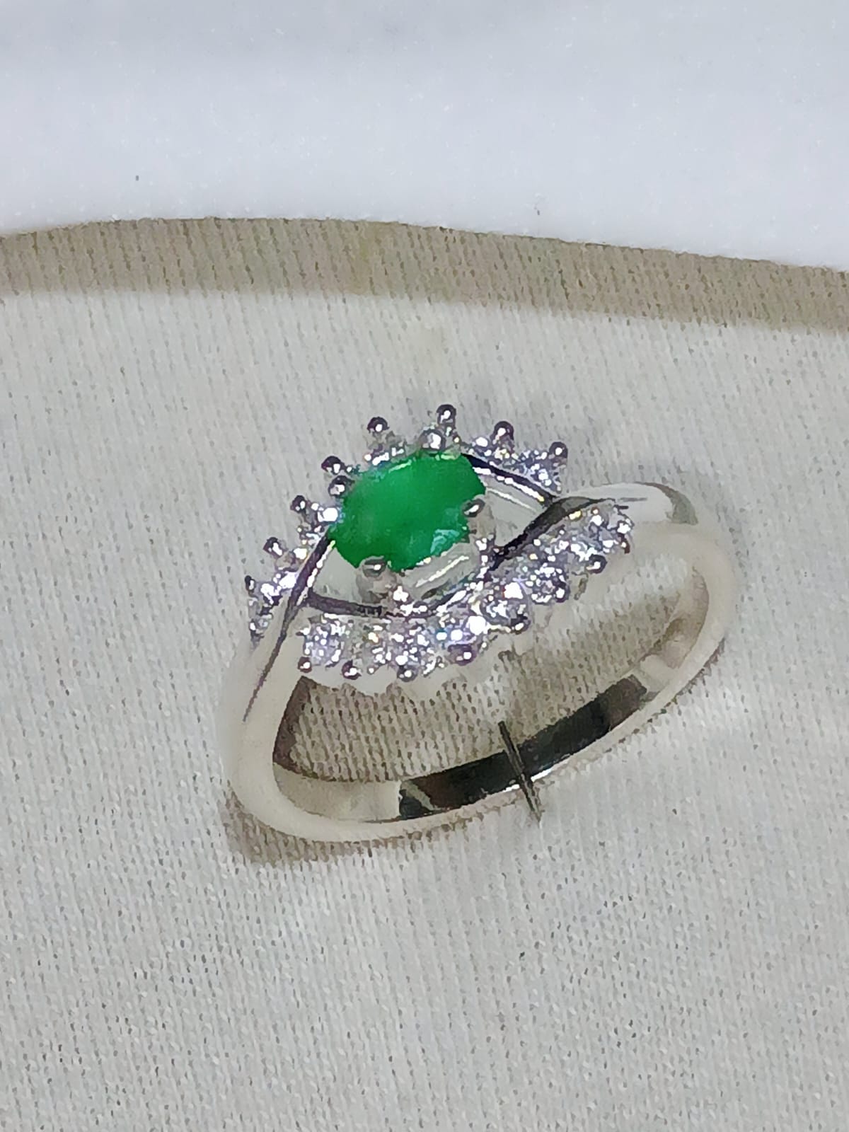Anillo de Plata Ley 925 con Esmeralda Natural y Zirconias