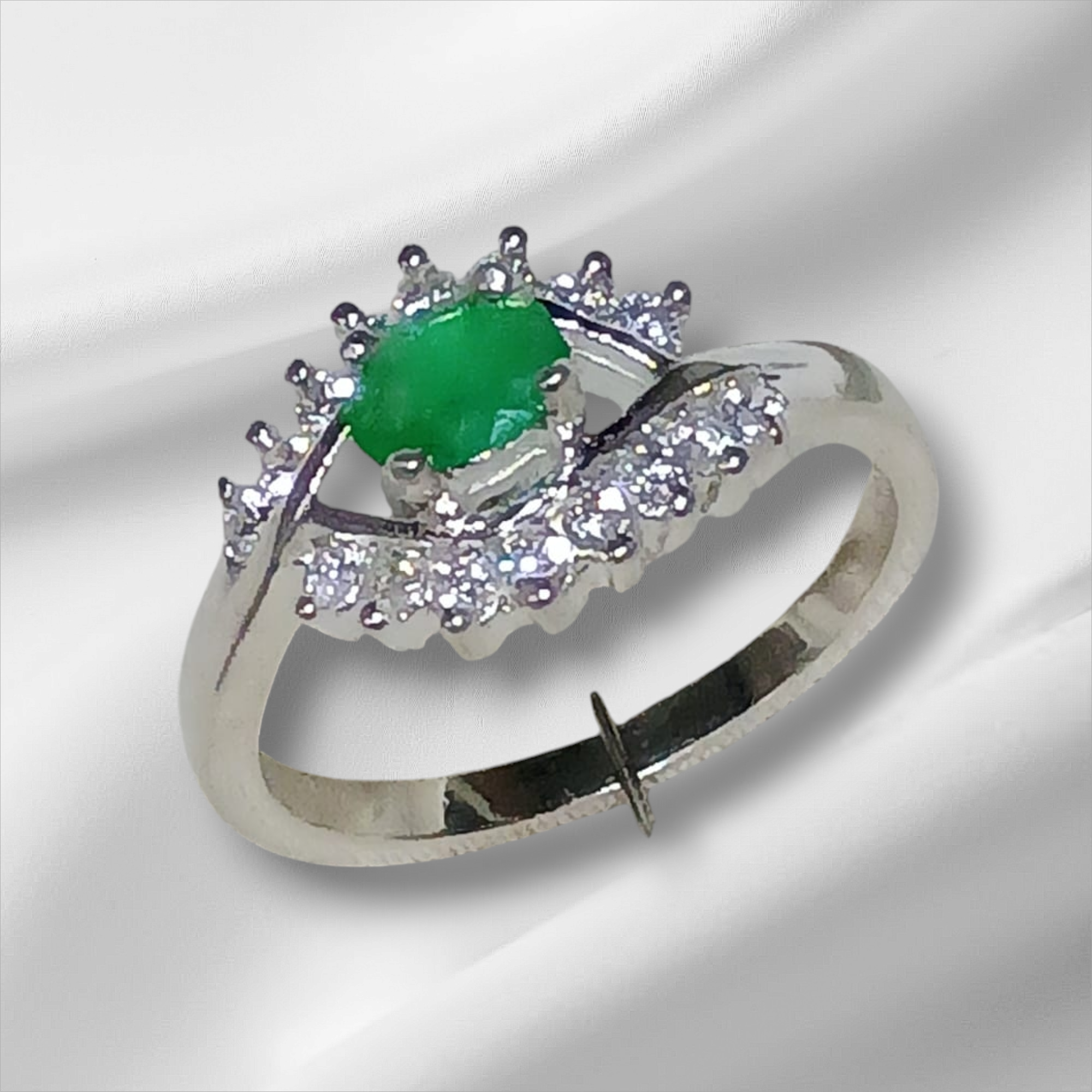 Anillo de Plata Ley 925 con Esmeralda Natural y Zirconias