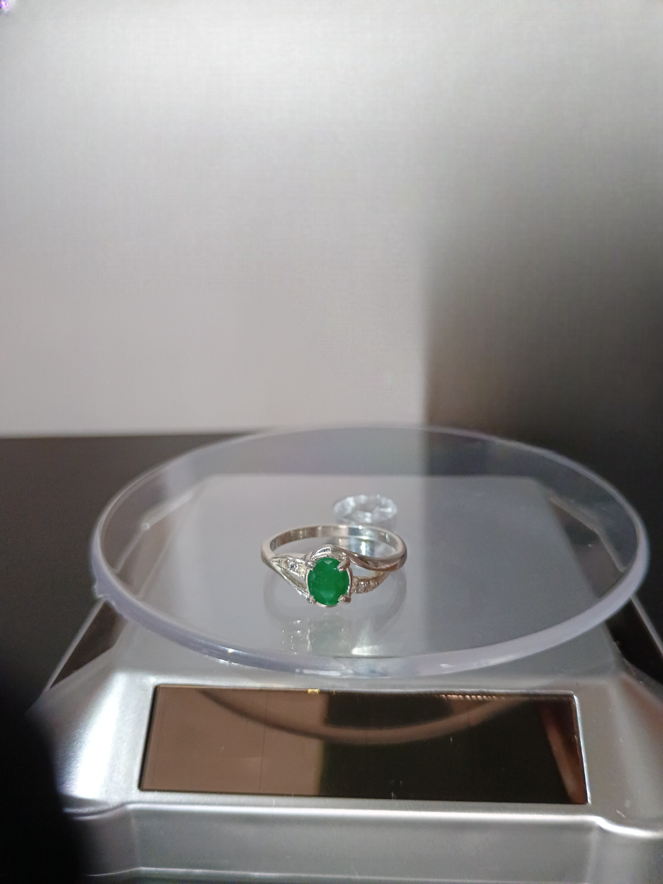 Anillo de Plata Ley 925 con Esmeralda Natural Color verde intenso