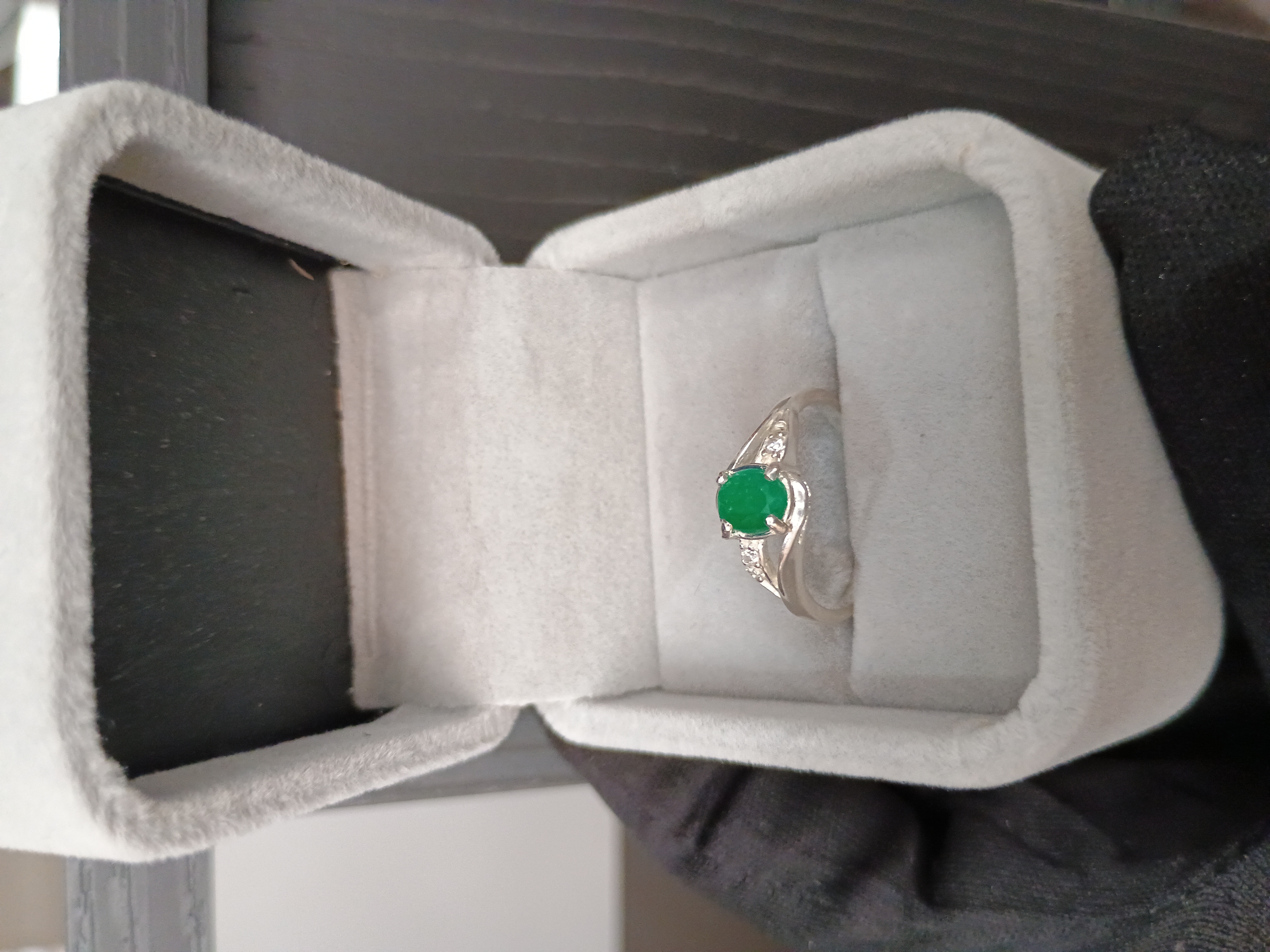 Anillo de Plata Ley 925 con Esmeralda Natural Color verde intenso