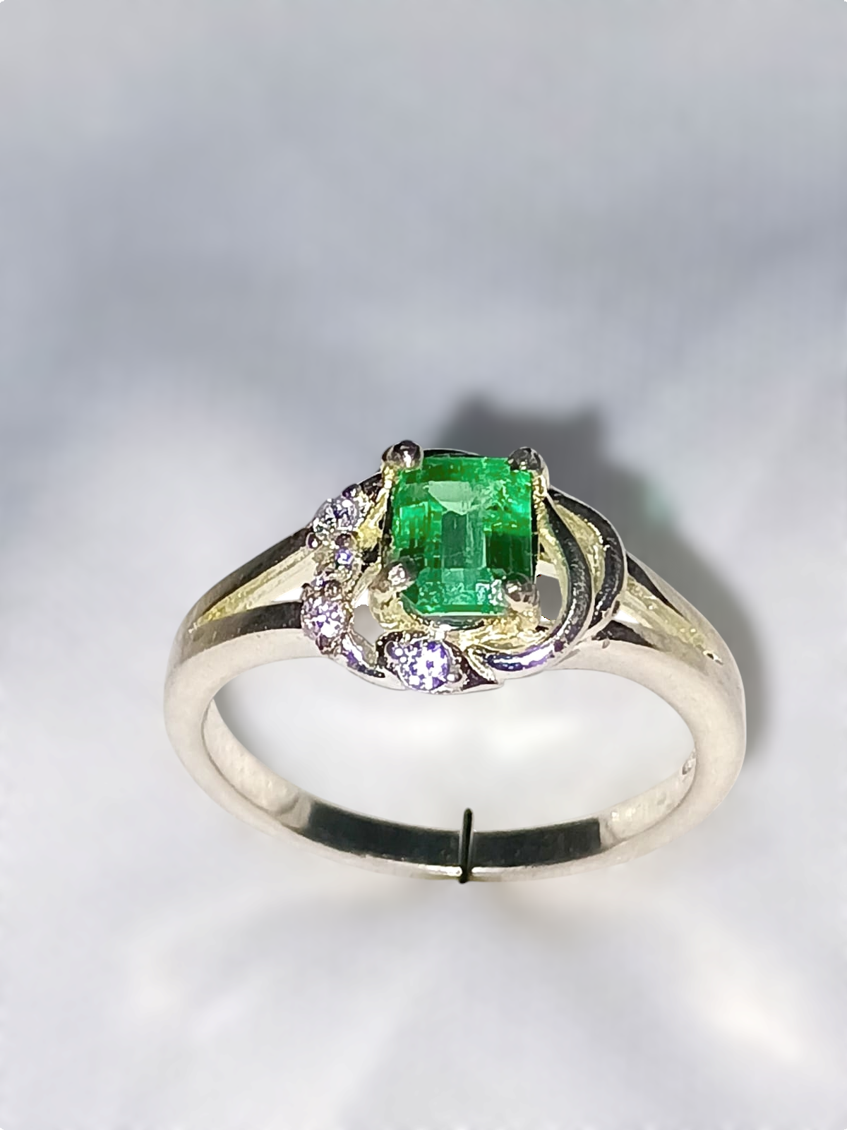 Anillo de Plata Ley 925 con Esmeralda Natural y Zirconias 
