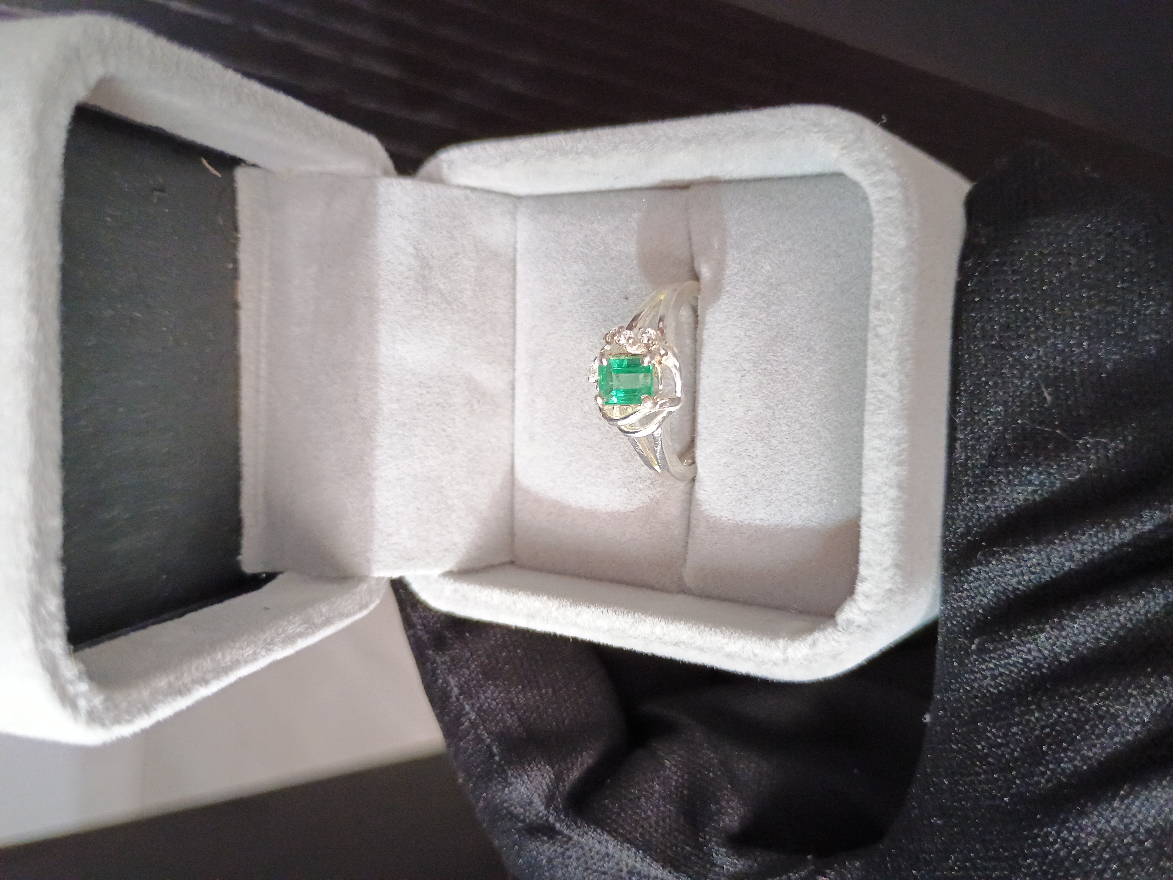 Anillo de Plata Ley 925 con Esmeralda Natural y Zirconias 