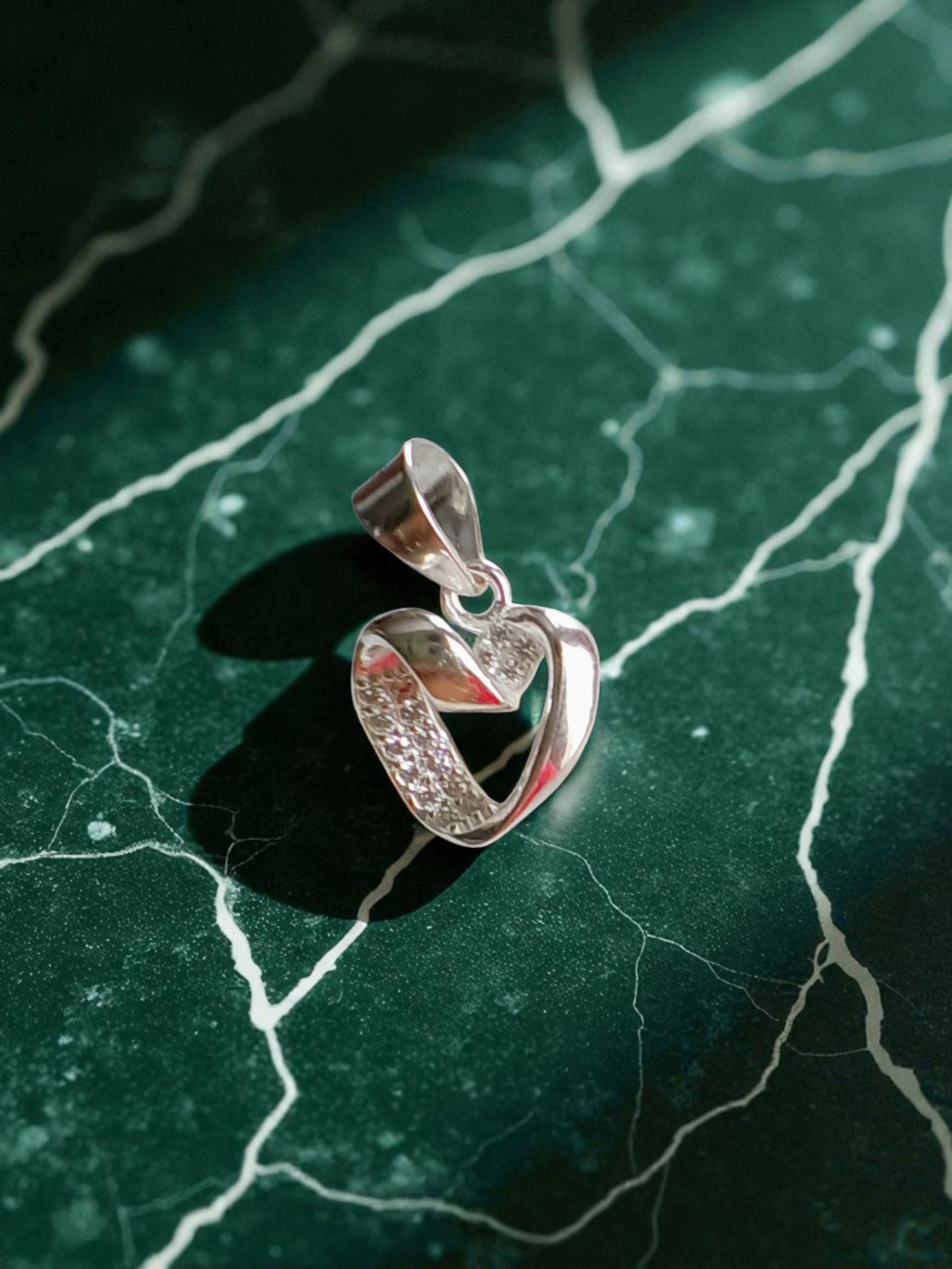 Colgante de corazón plateado