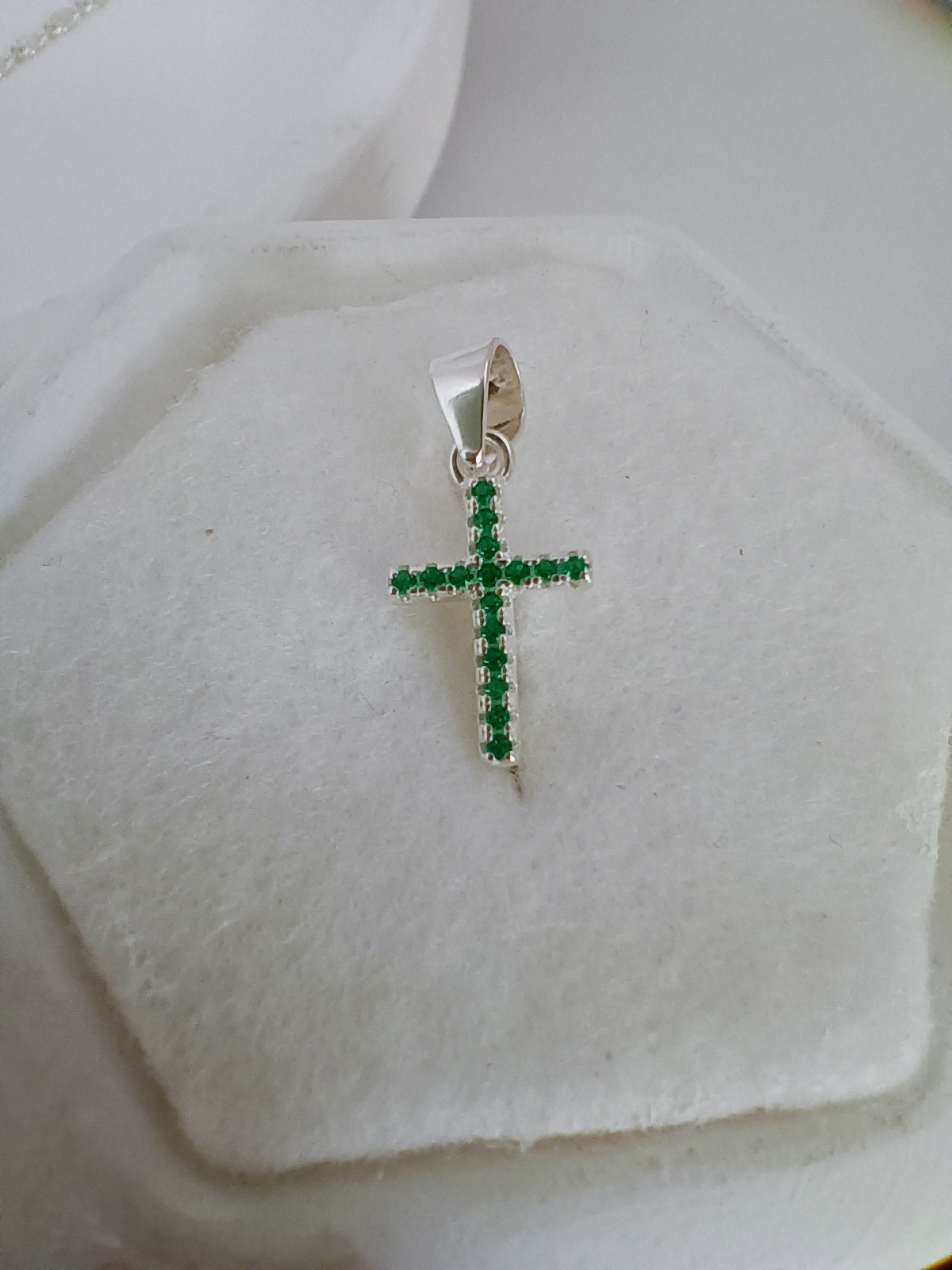 Dije de cruz con piedras verdes