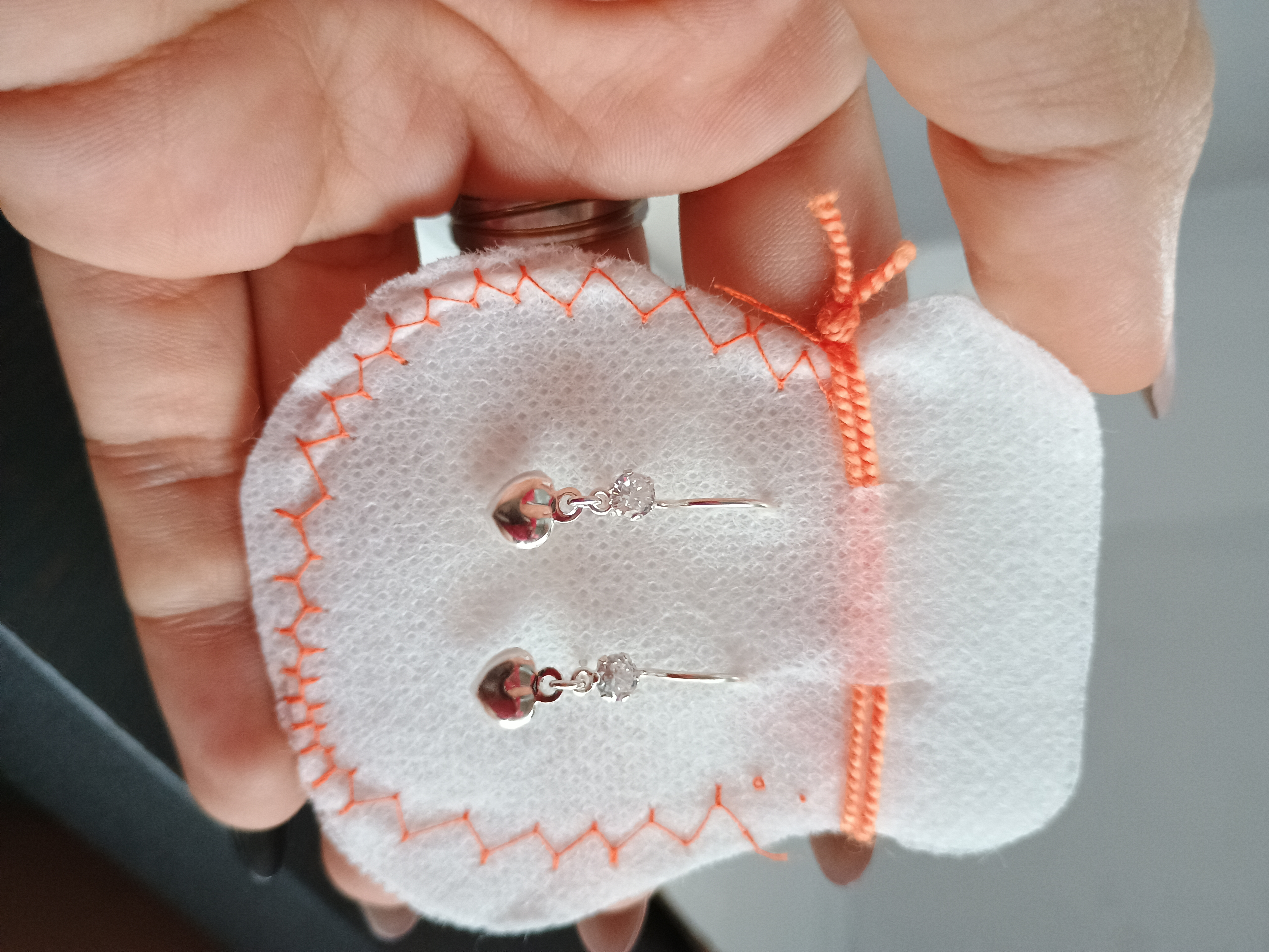 Aretes de plata con dijes de corazón
