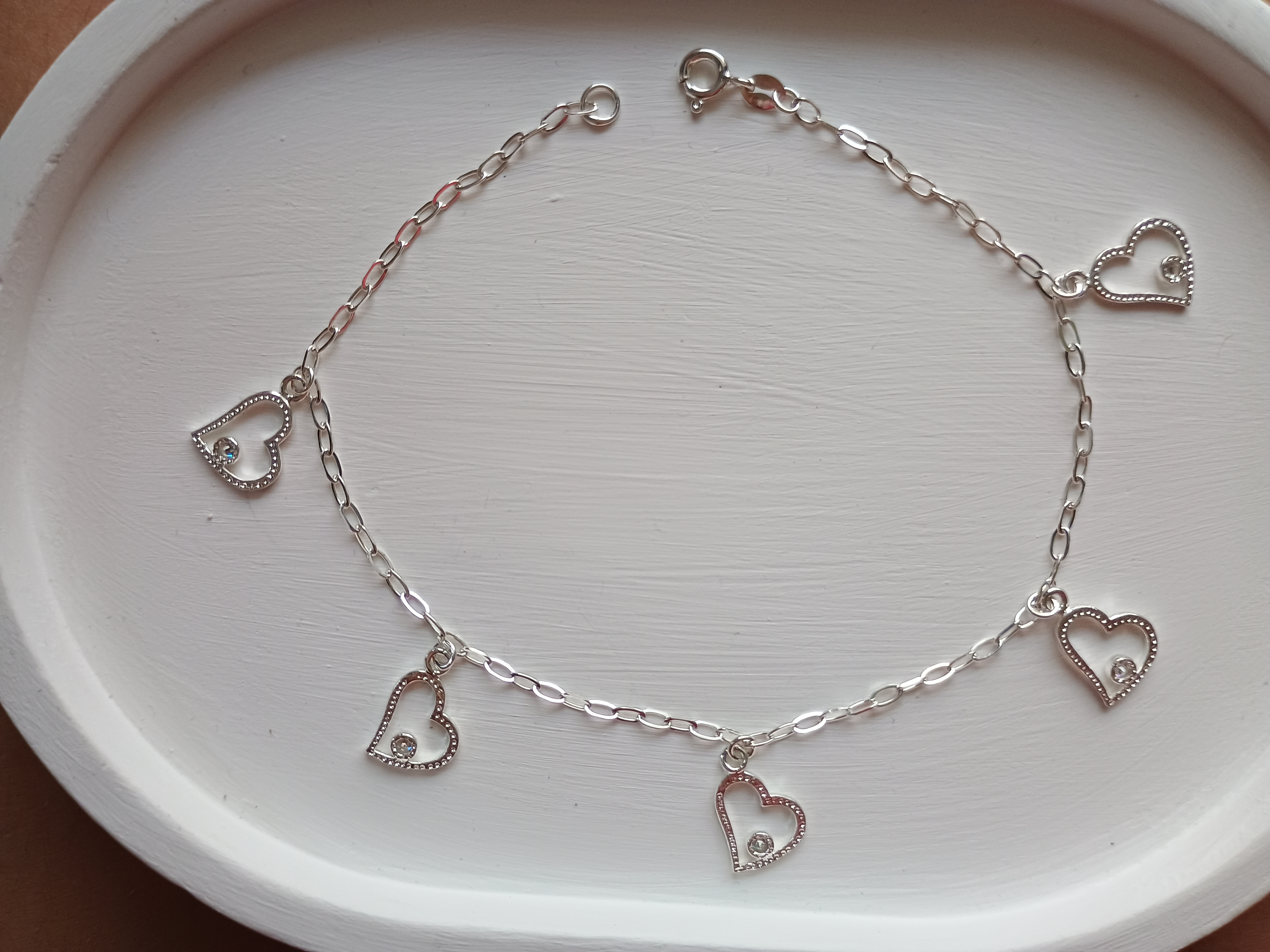Pulsera de plata con dijes de corazón