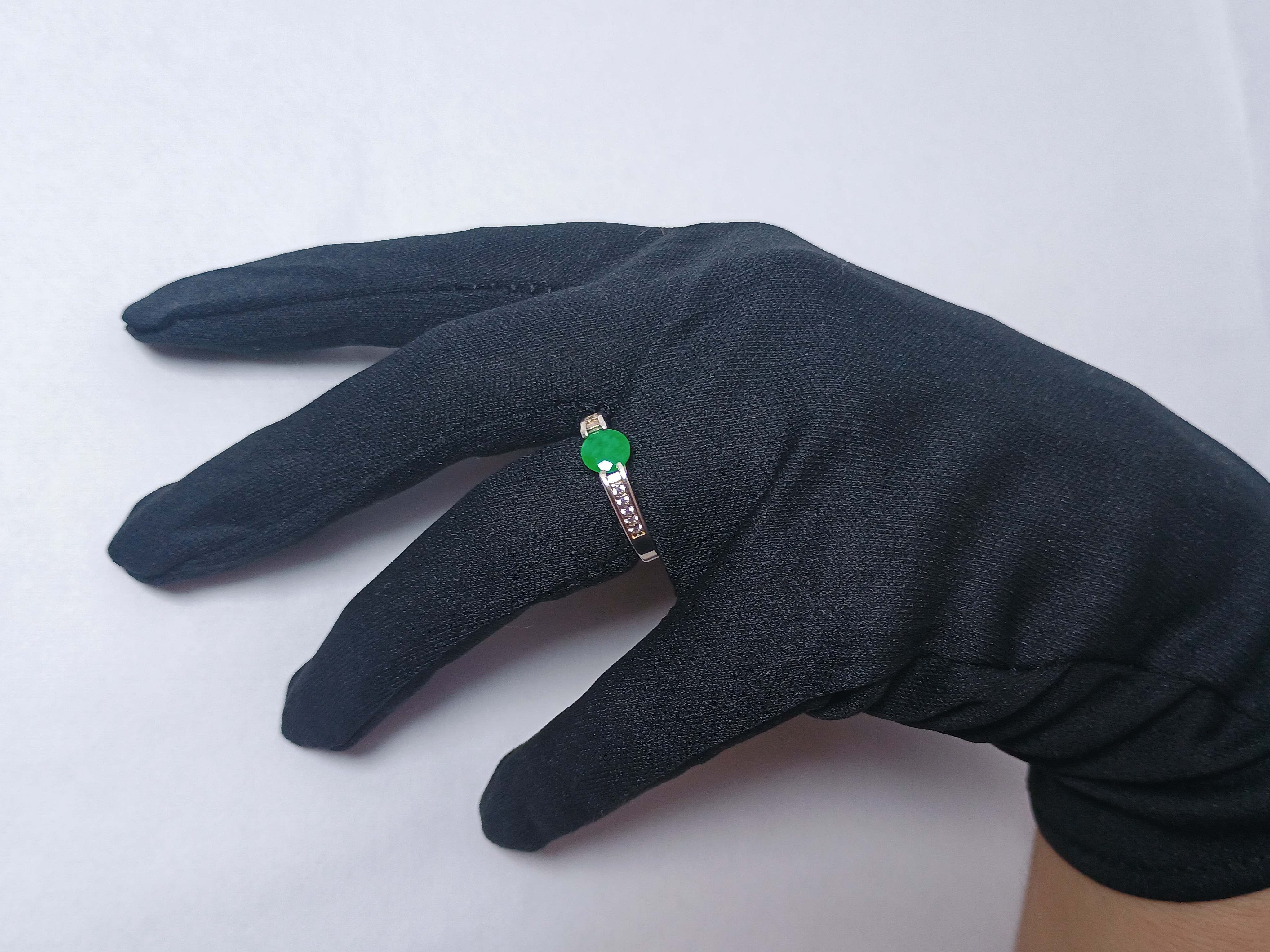 Anillo de Plata Ley 925 con Esmeralda Natural y Zirconias 