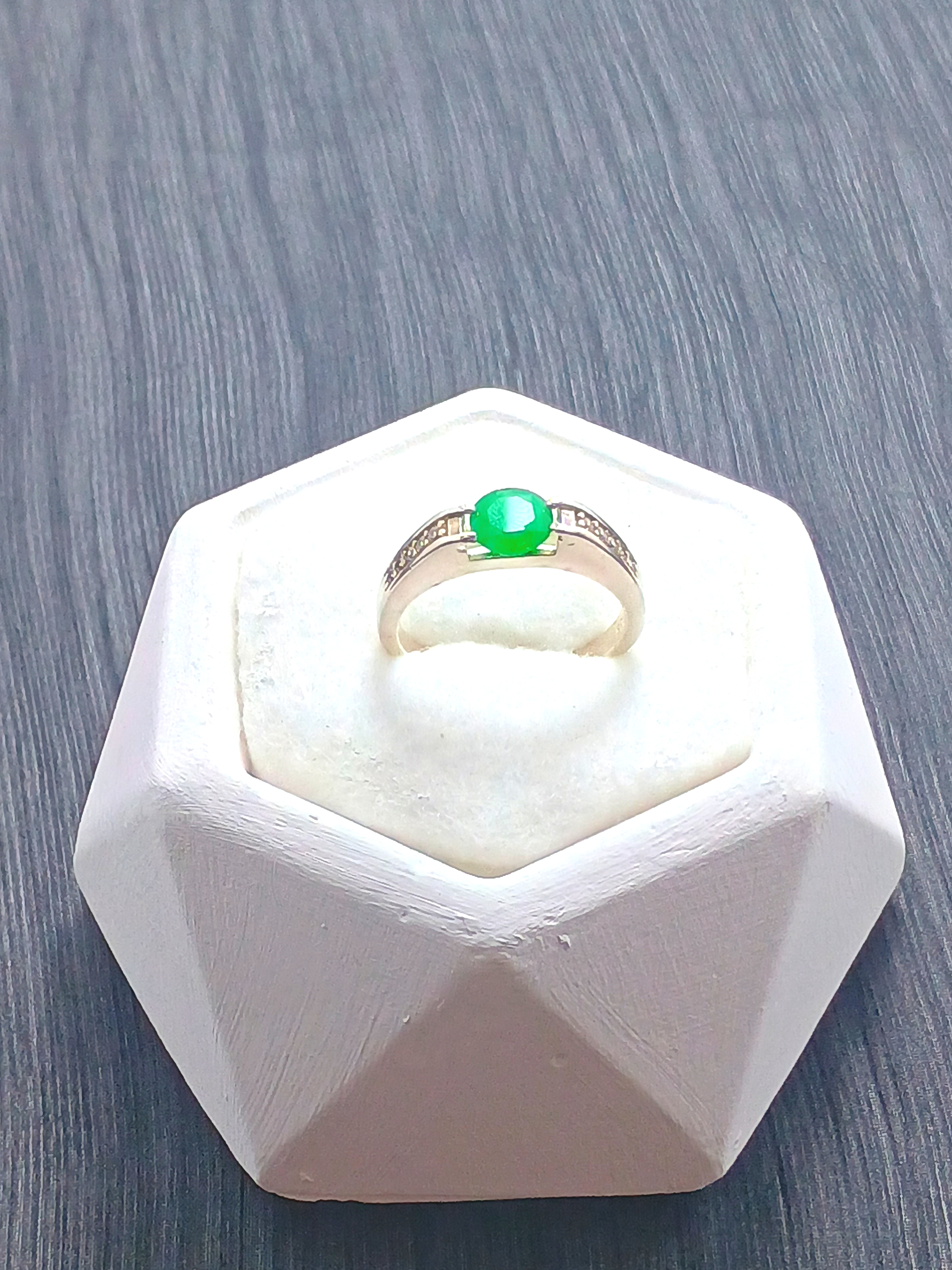 Anillo de Plata Ley 925 con Esmeralda Natural y Zirconias 