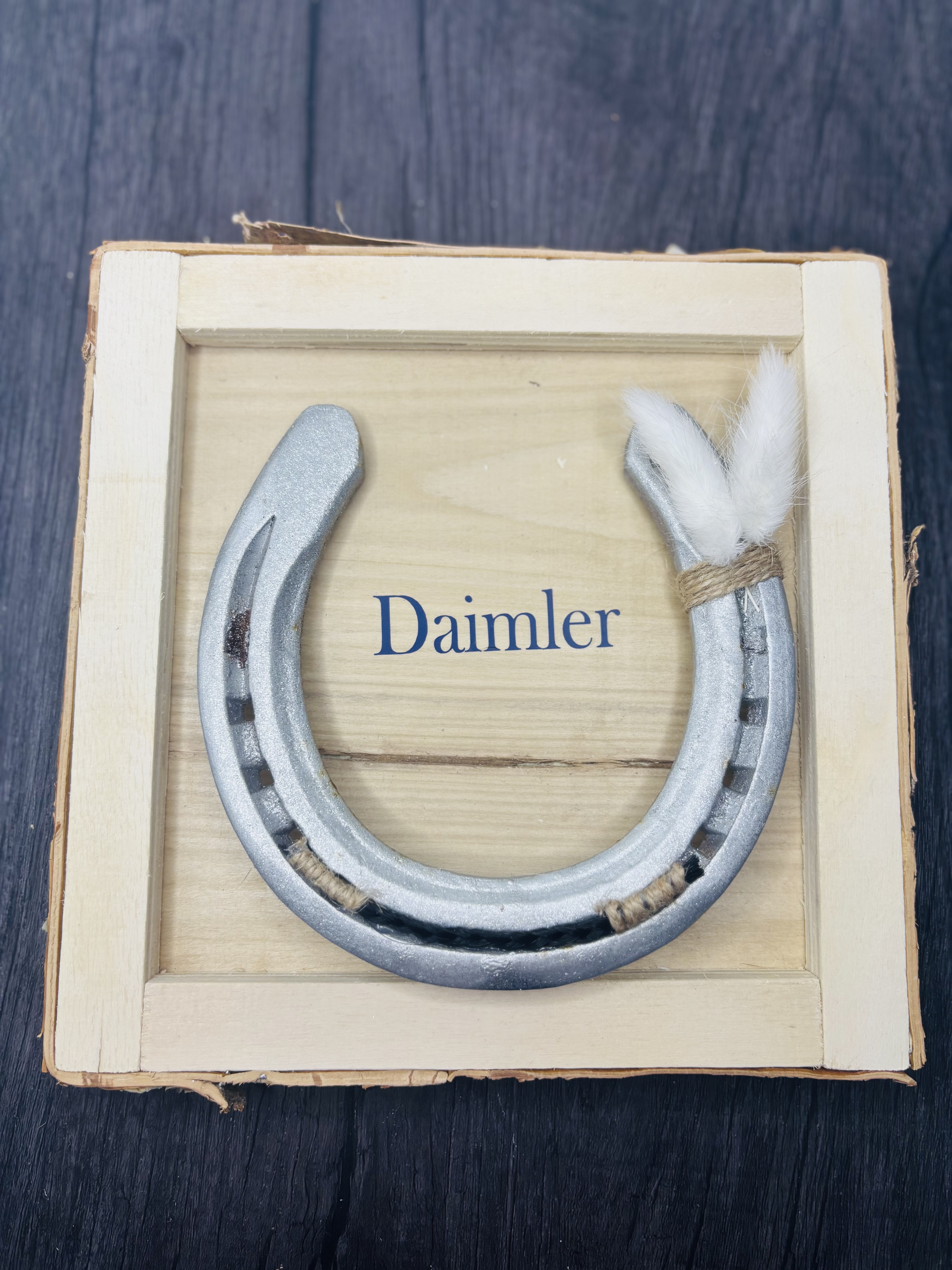 personalisiertes Hufeisen in Holzrahmen