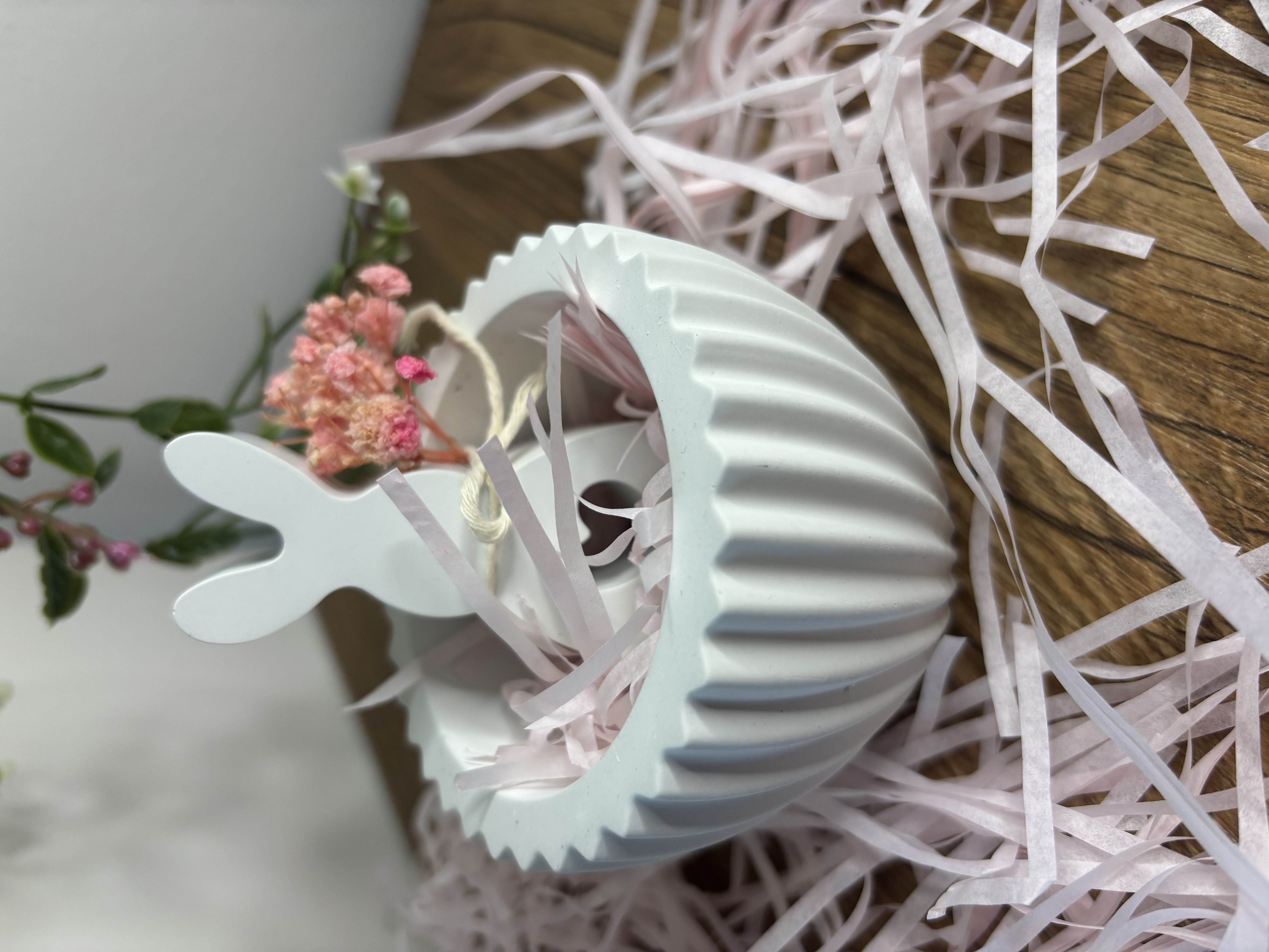 Dekorativer Blumentopf mit Hasenfigur