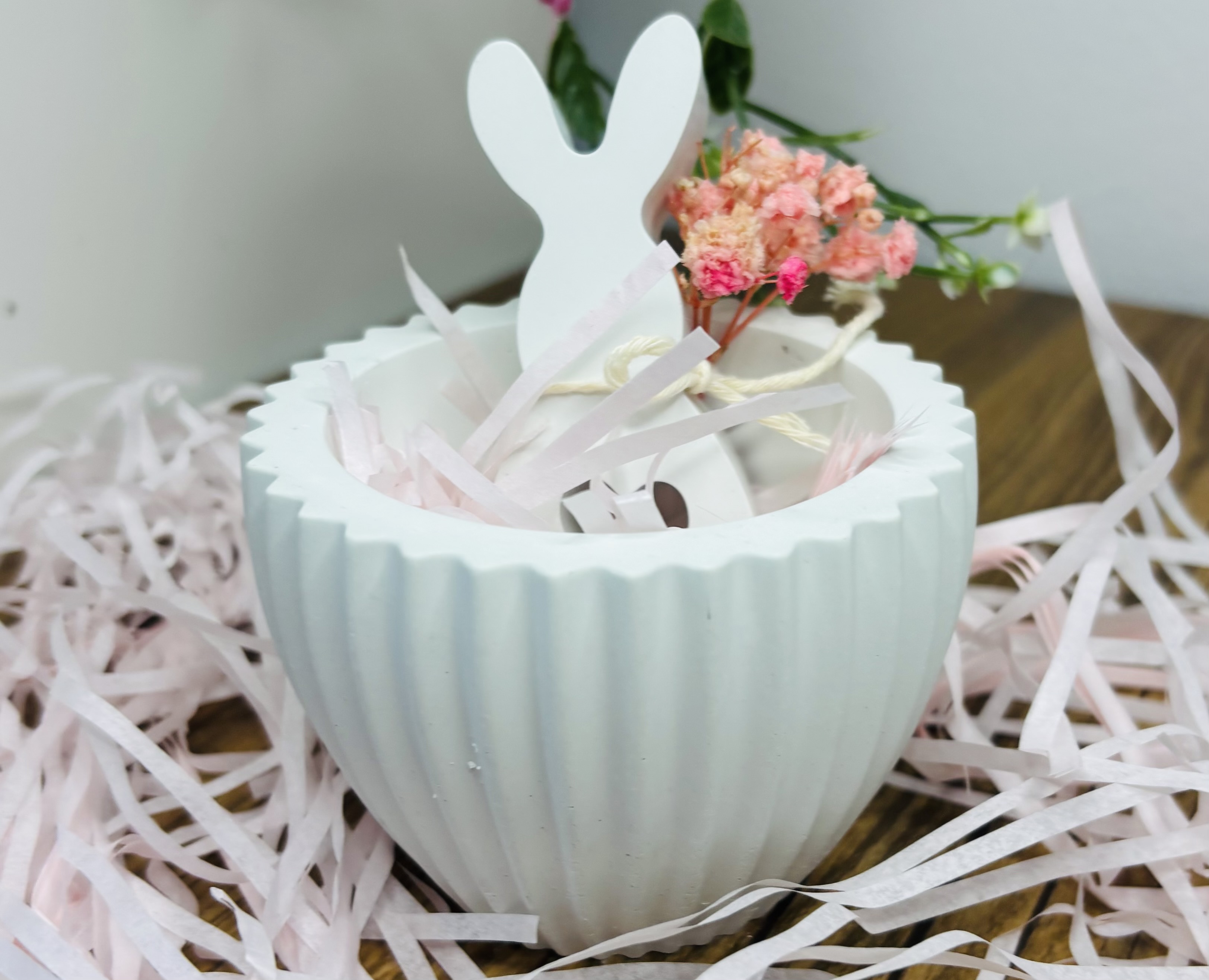Dekorativer Blumentopf mit Hasenfigur
