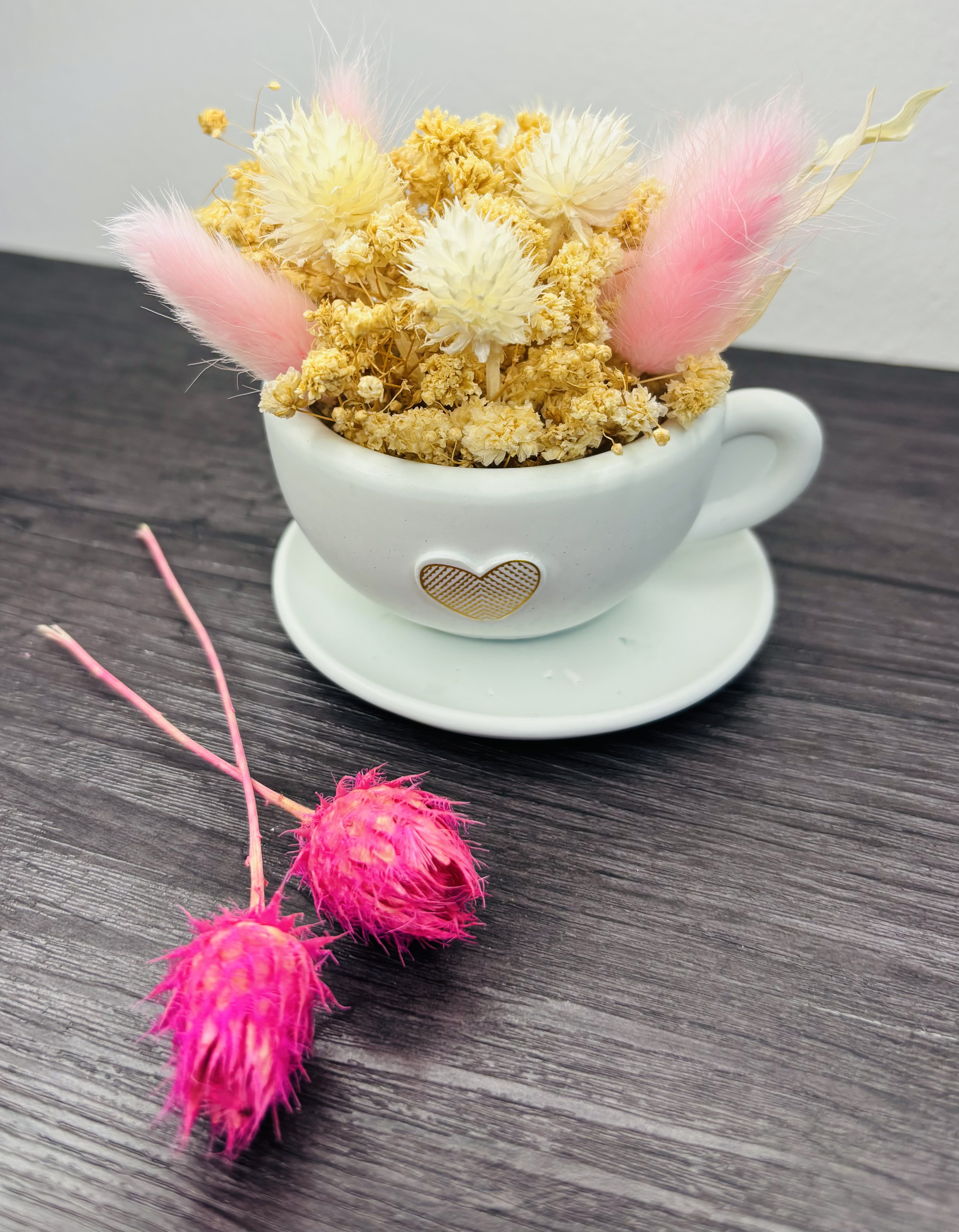 Dekorative Kaffeetasse mit Trockenblumen