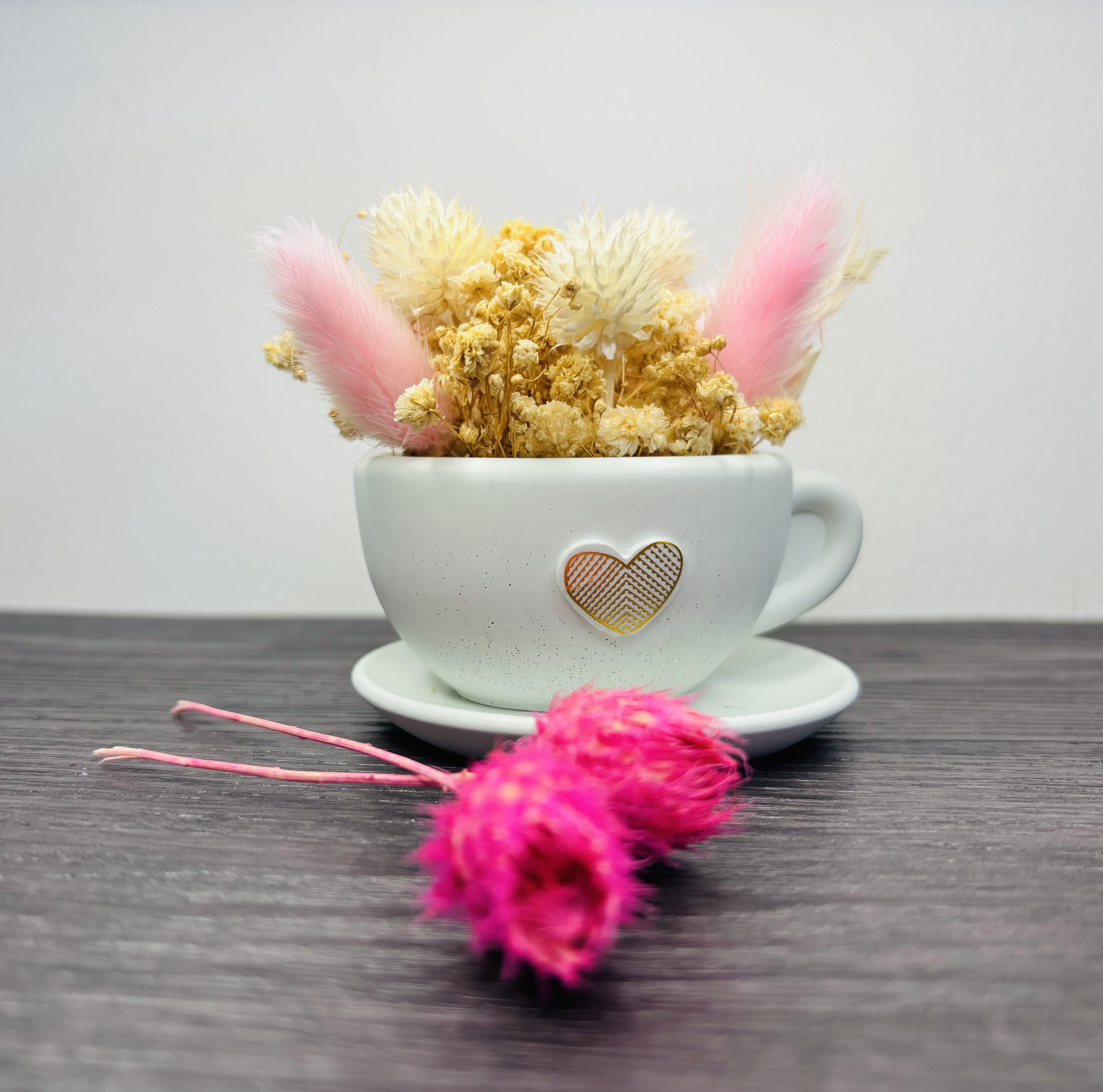 Dekorative Kaffeetasse mit Trockenblumen