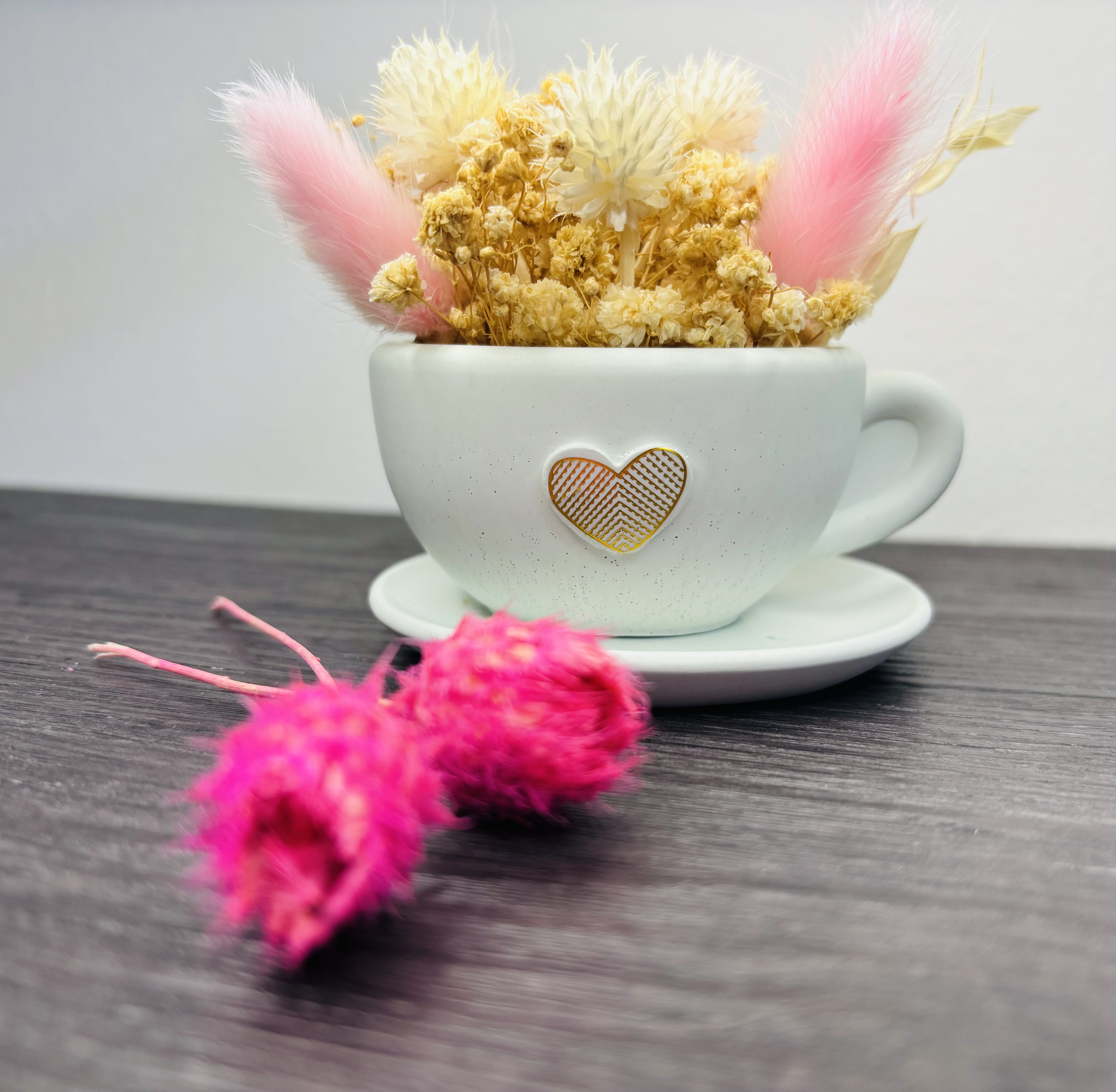 Dekorative Kaffeetasse mit Trockenblumen