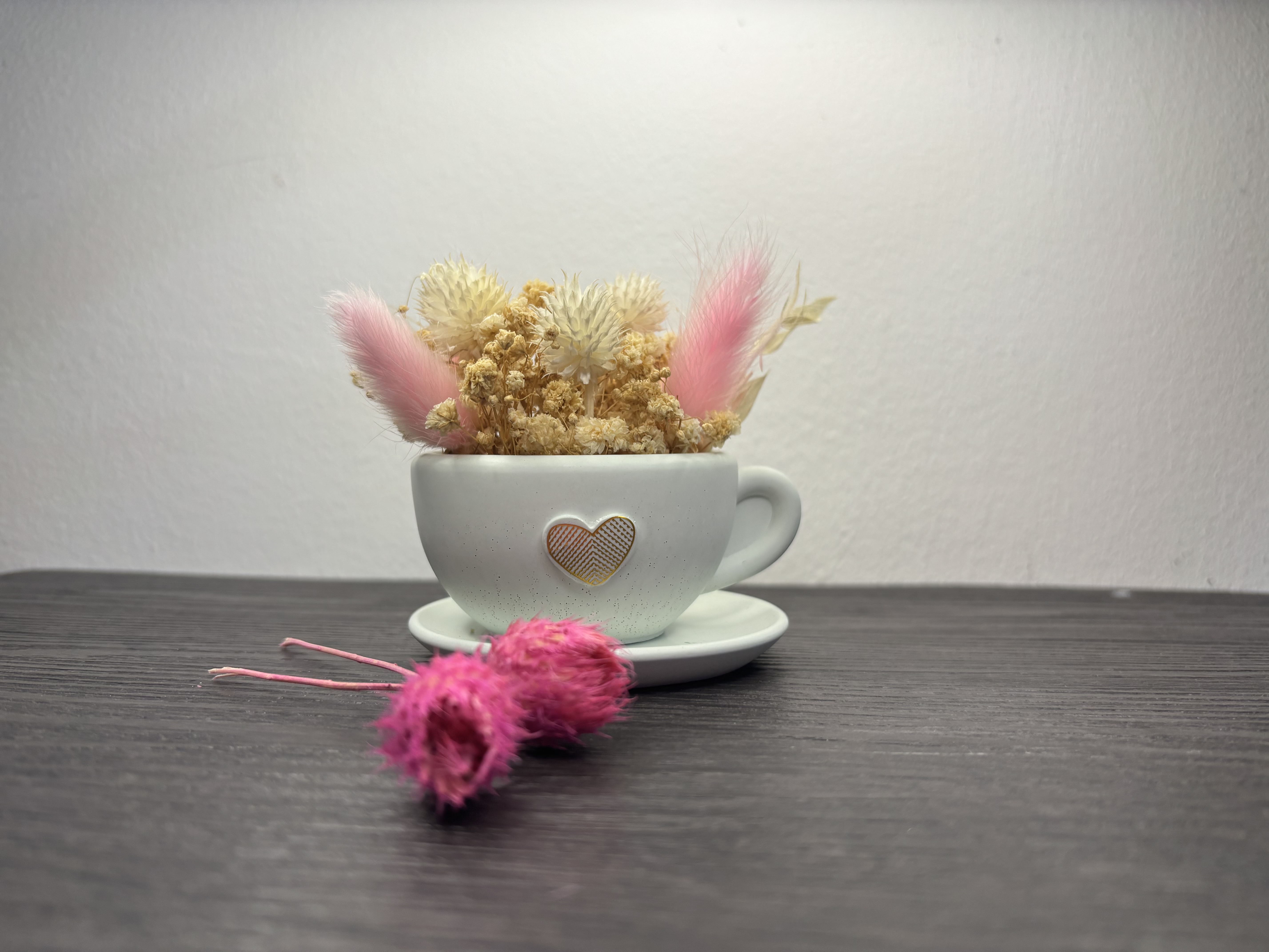 Dekorative Kaffeetasse mit Trockenblumen