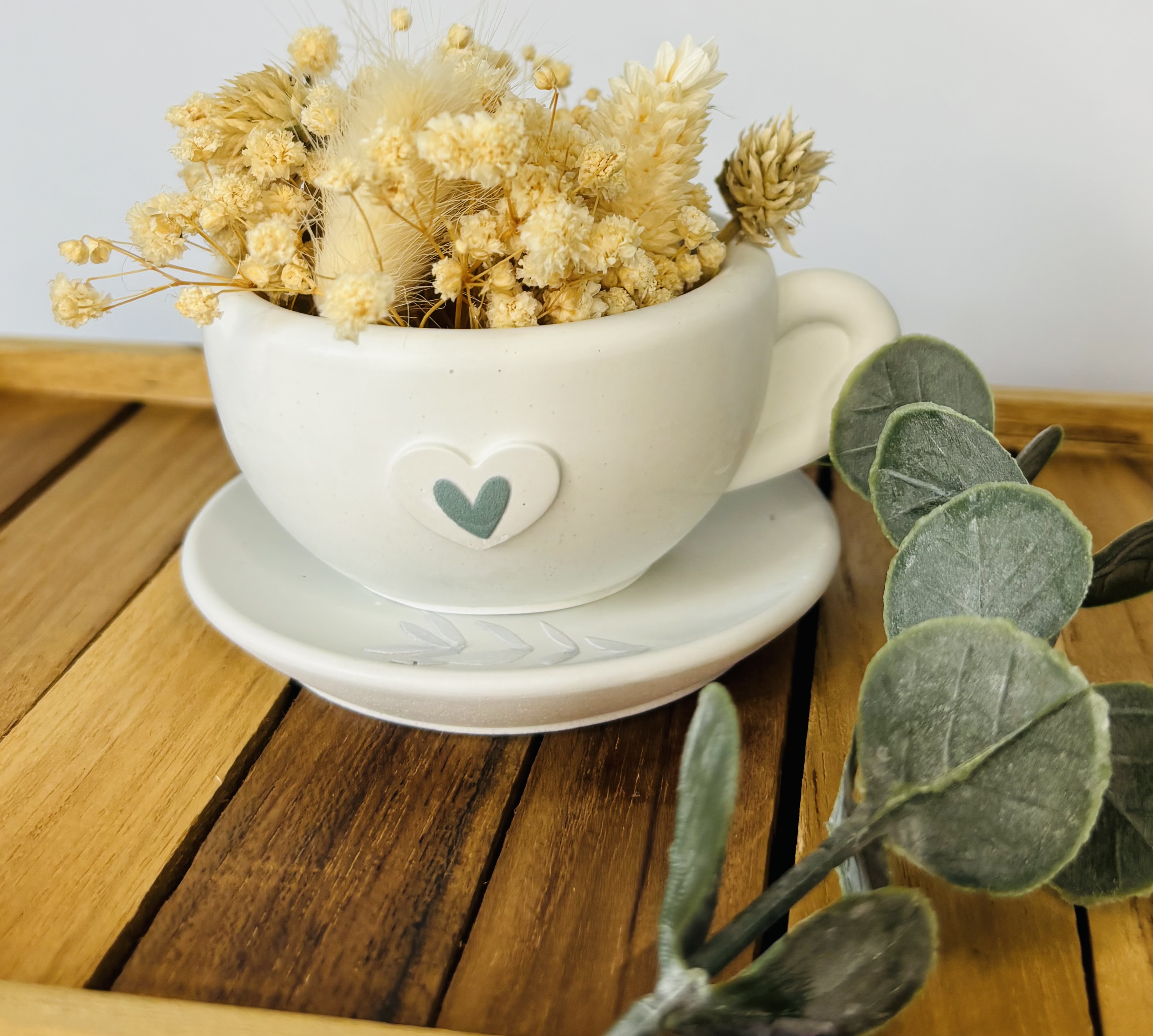 Dekotasse mit Trockenblumen